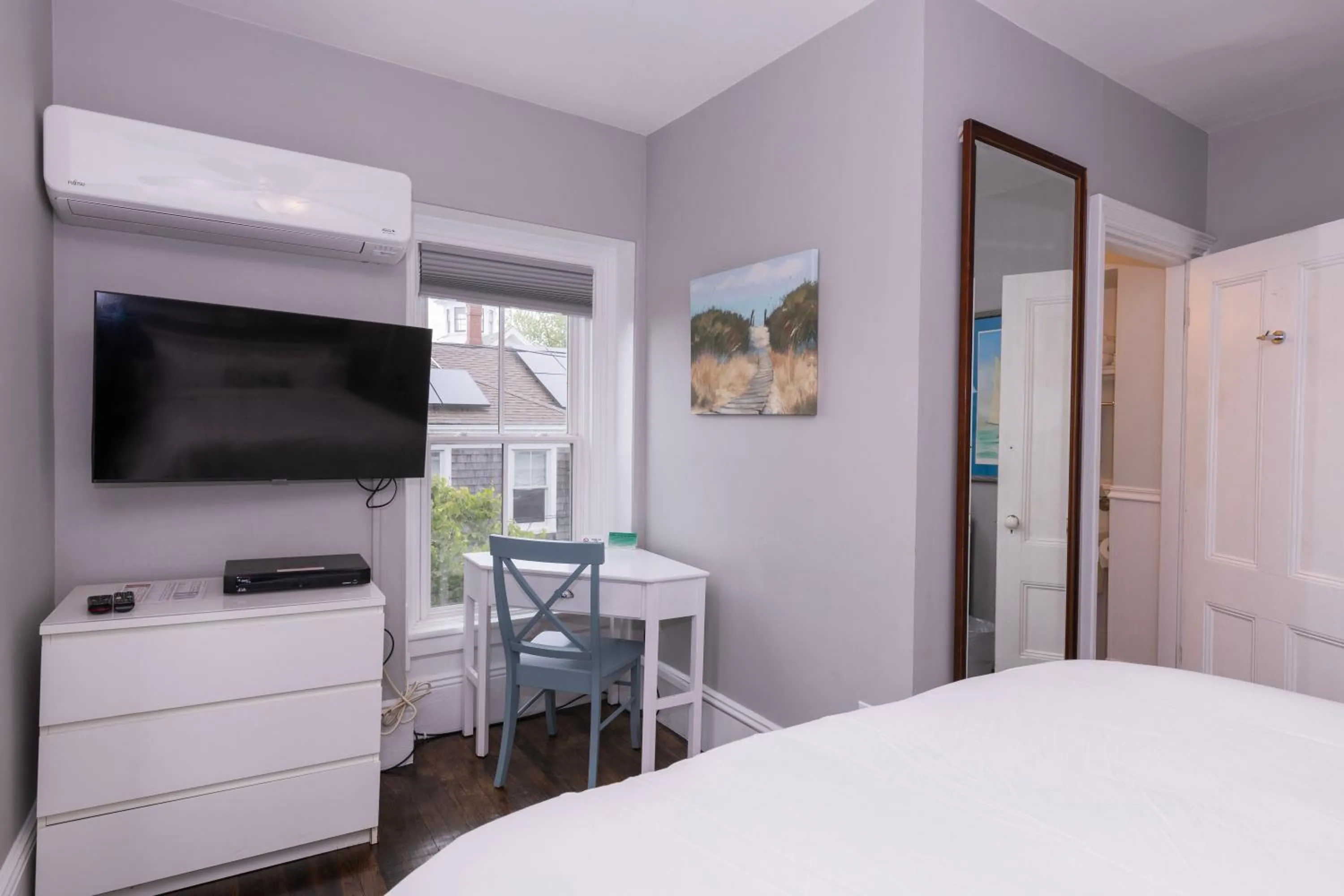 TV and multimedia in Prince Albert Guest House, Provincetown