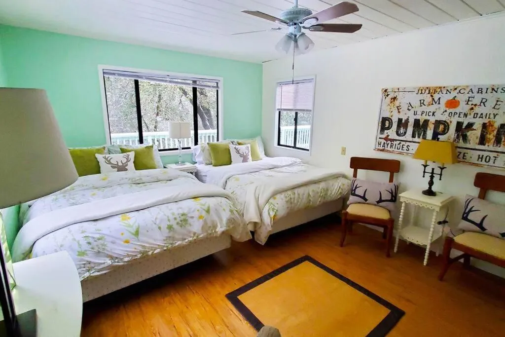 Bed in Pine Hills Cabin in Julian