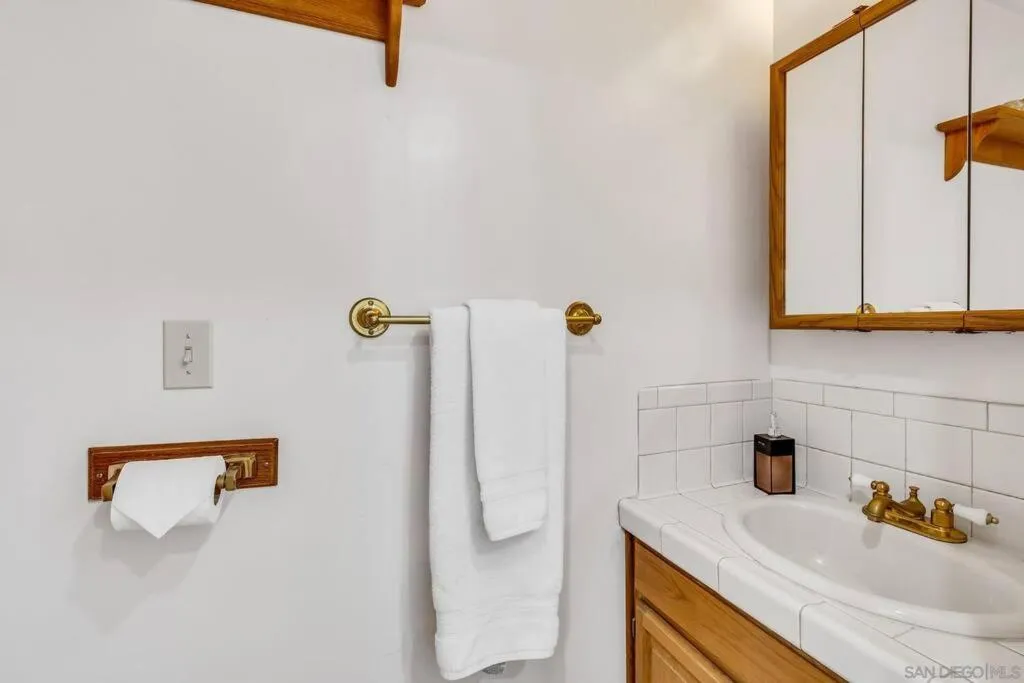 Bathroom in Pine Hills Cabin in Julian