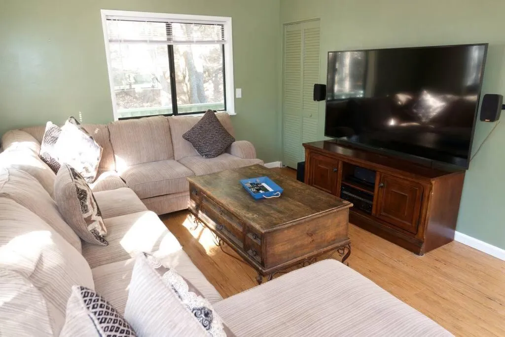 Communal lounge/ TV room in Pine Hills Cabin in Julian
