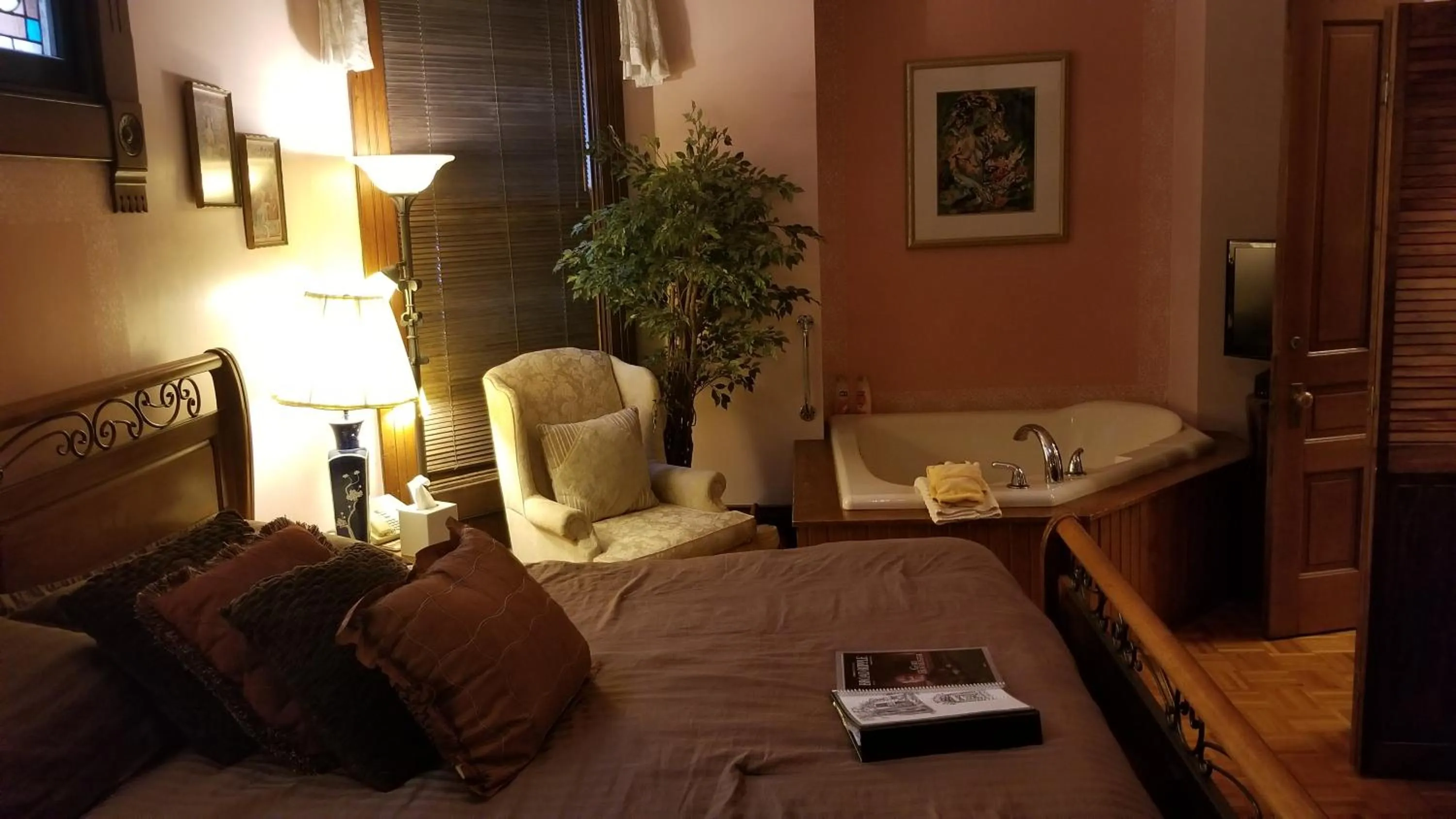 Bed in Old Northside Bed & Breakfast