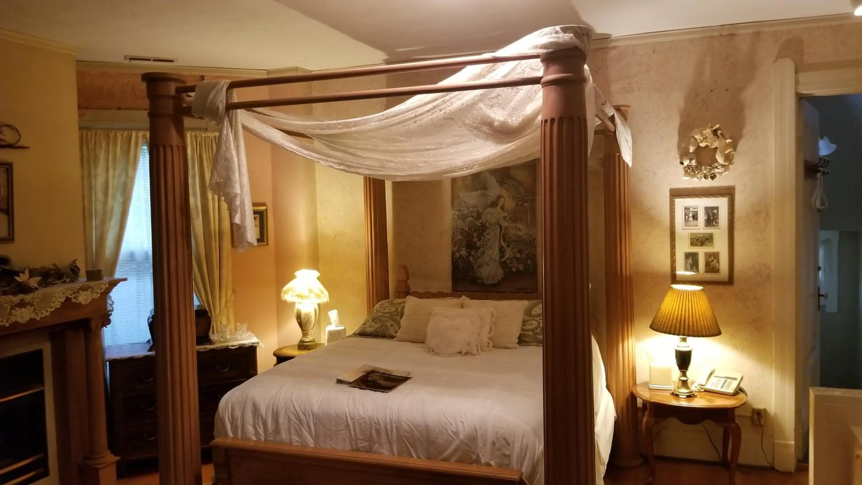 Bed in Old Northside Bed & Breakfast