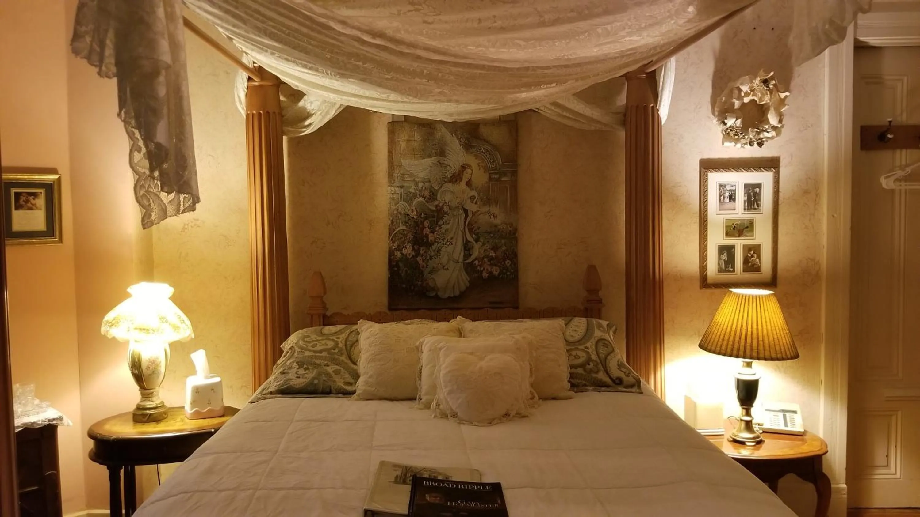 Bed in Old Northside Bed & Breakfast