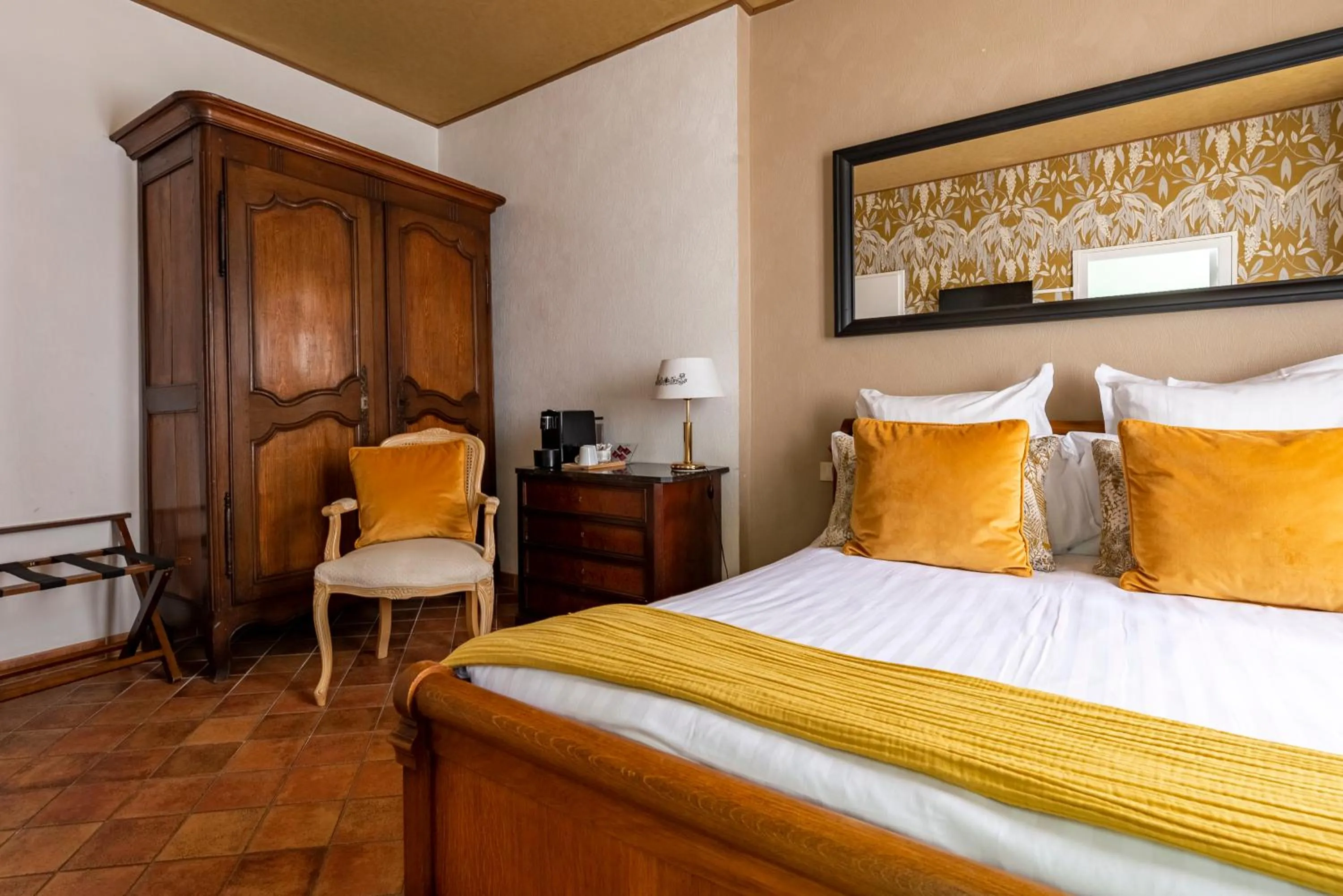 Photo of the whole room, Bed in Chez Camille