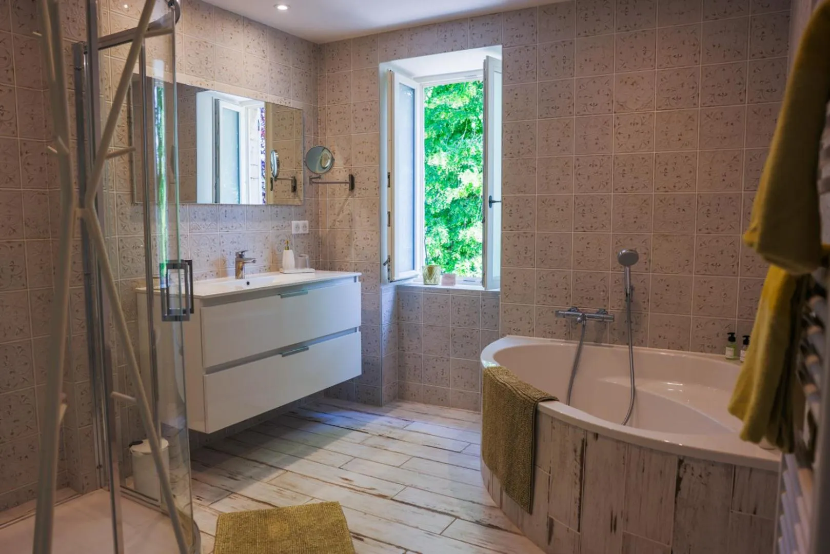 Shower in Clos Ceres