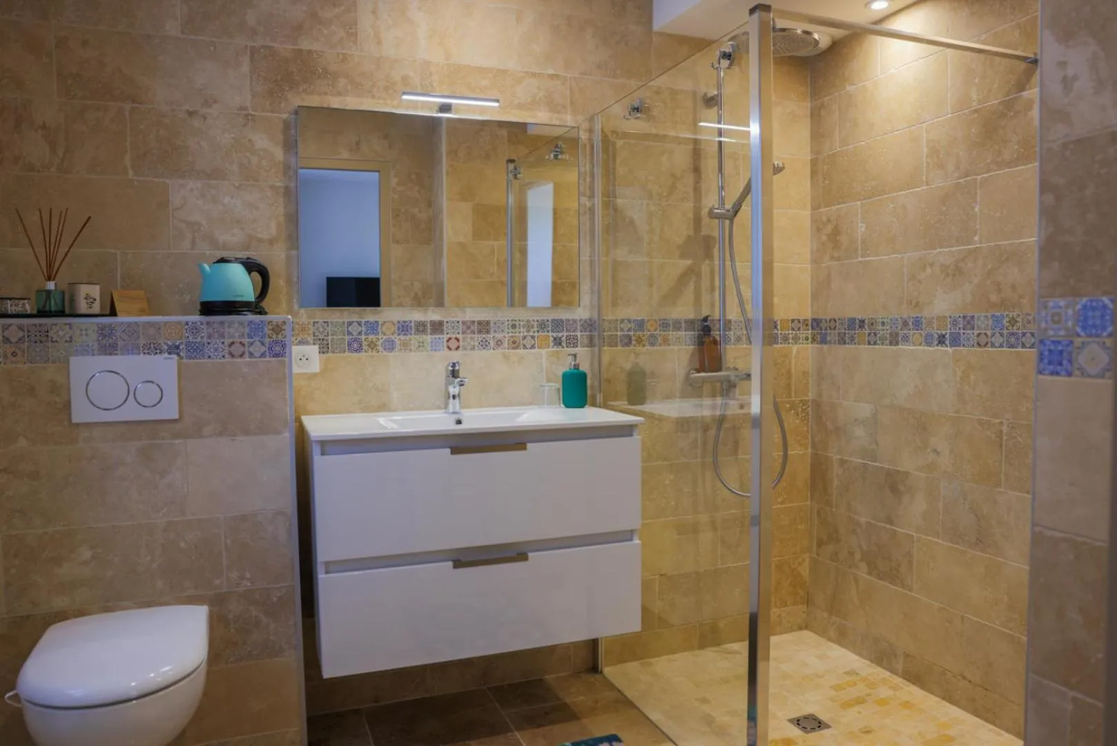 Shower in Clos Ceres