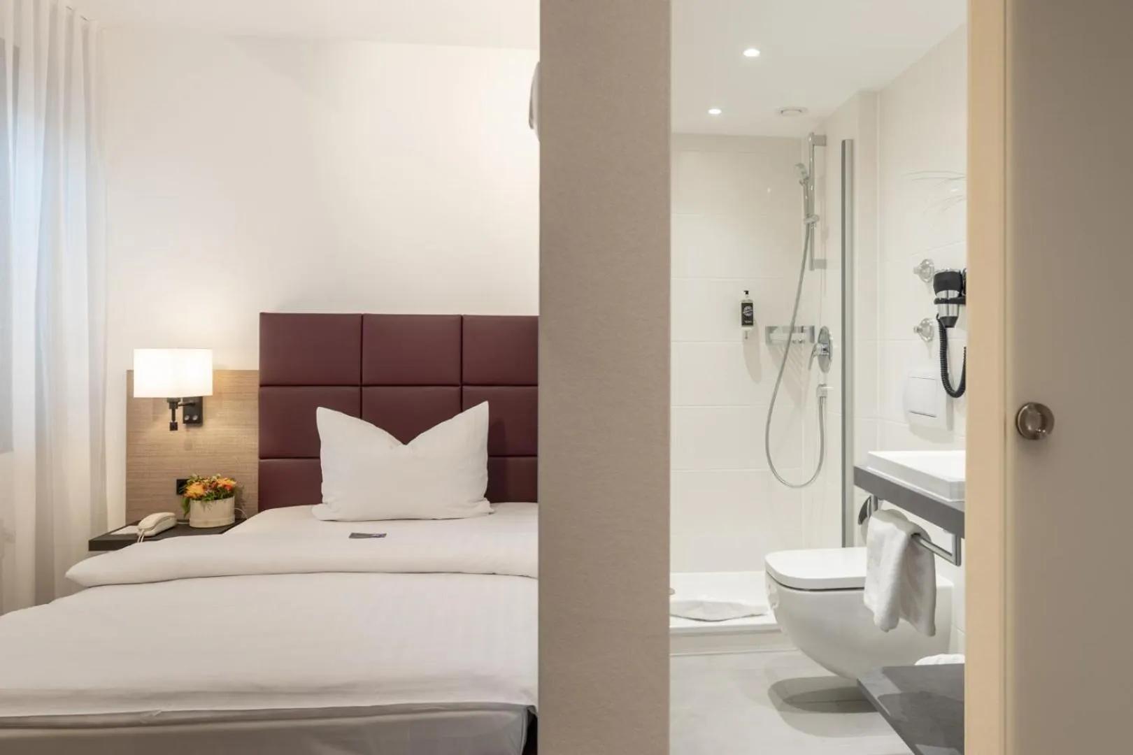 Bathroom, Bed in Hotel Gloria Superior