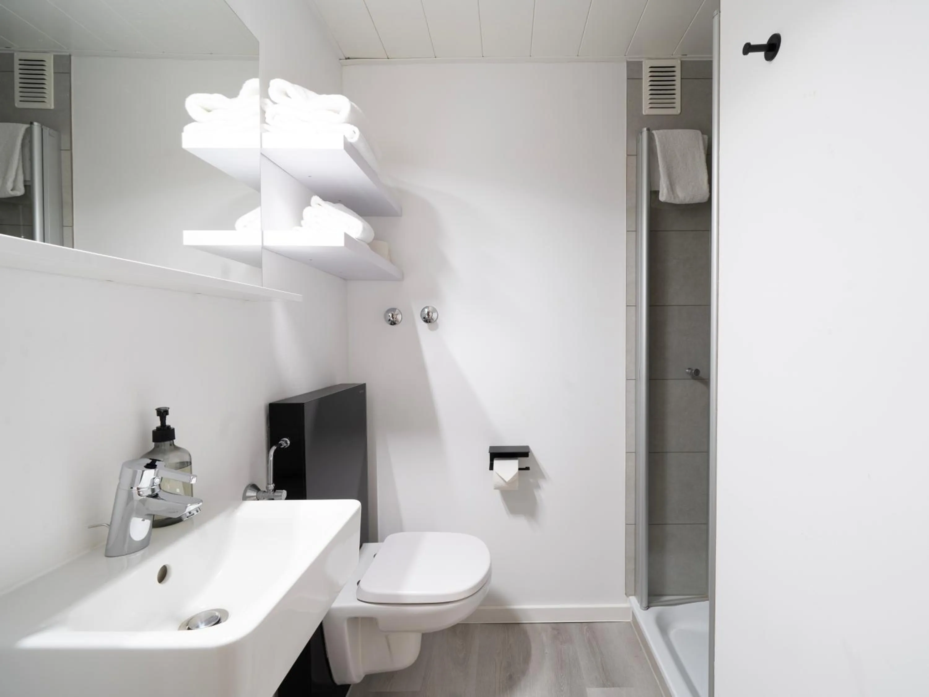 Shower in JustStay Mülheim Hotel & Apartments