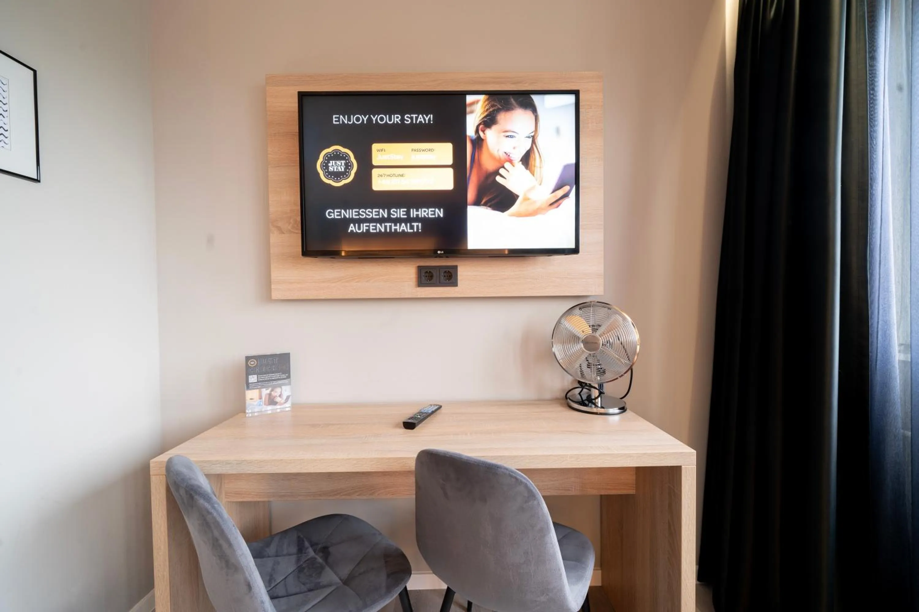 TV and multimedia in JustStay Mülheim Hotel & Apartments