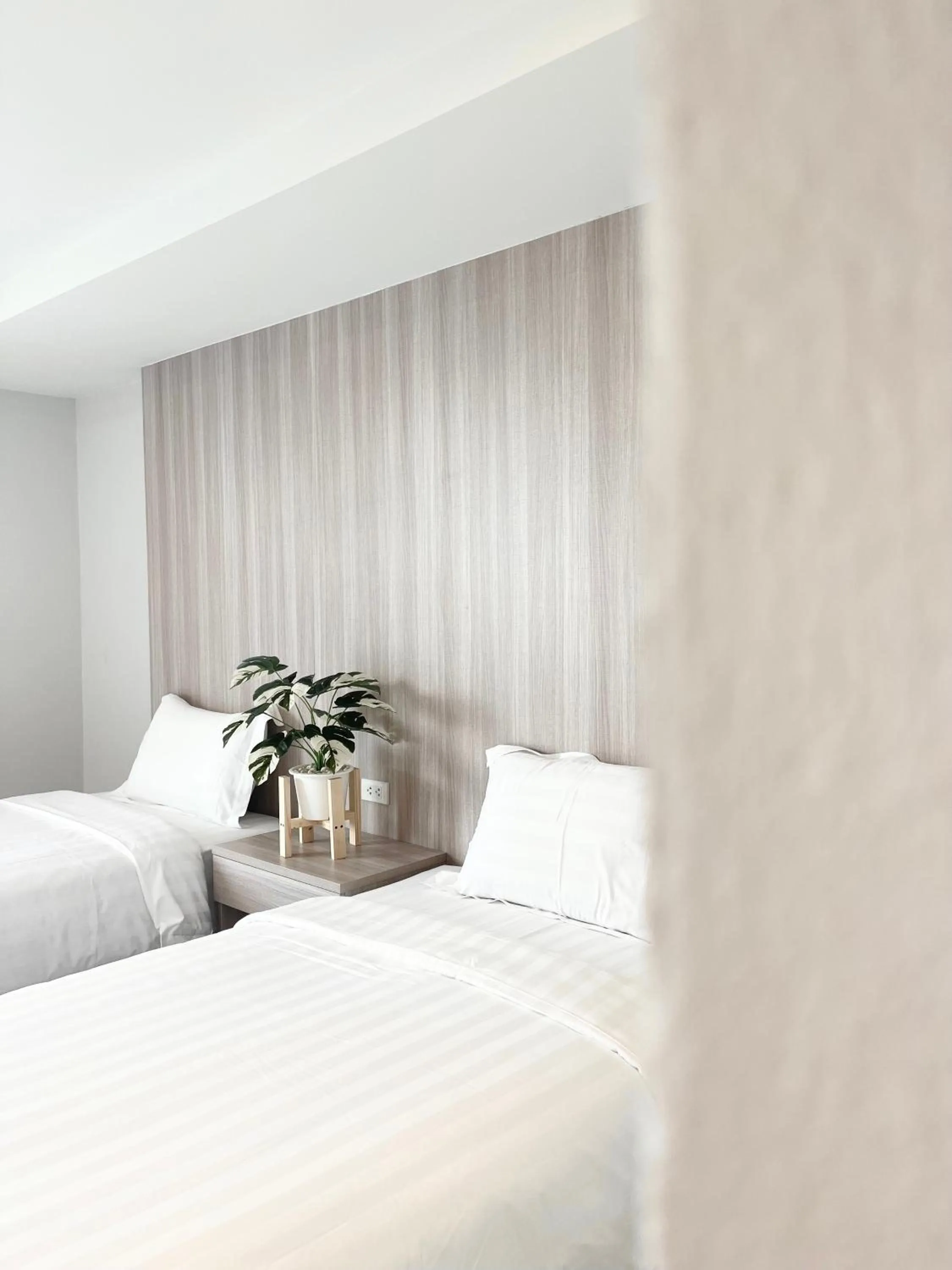 Bed in BEAR’S DEN HOTEL PATTAYA