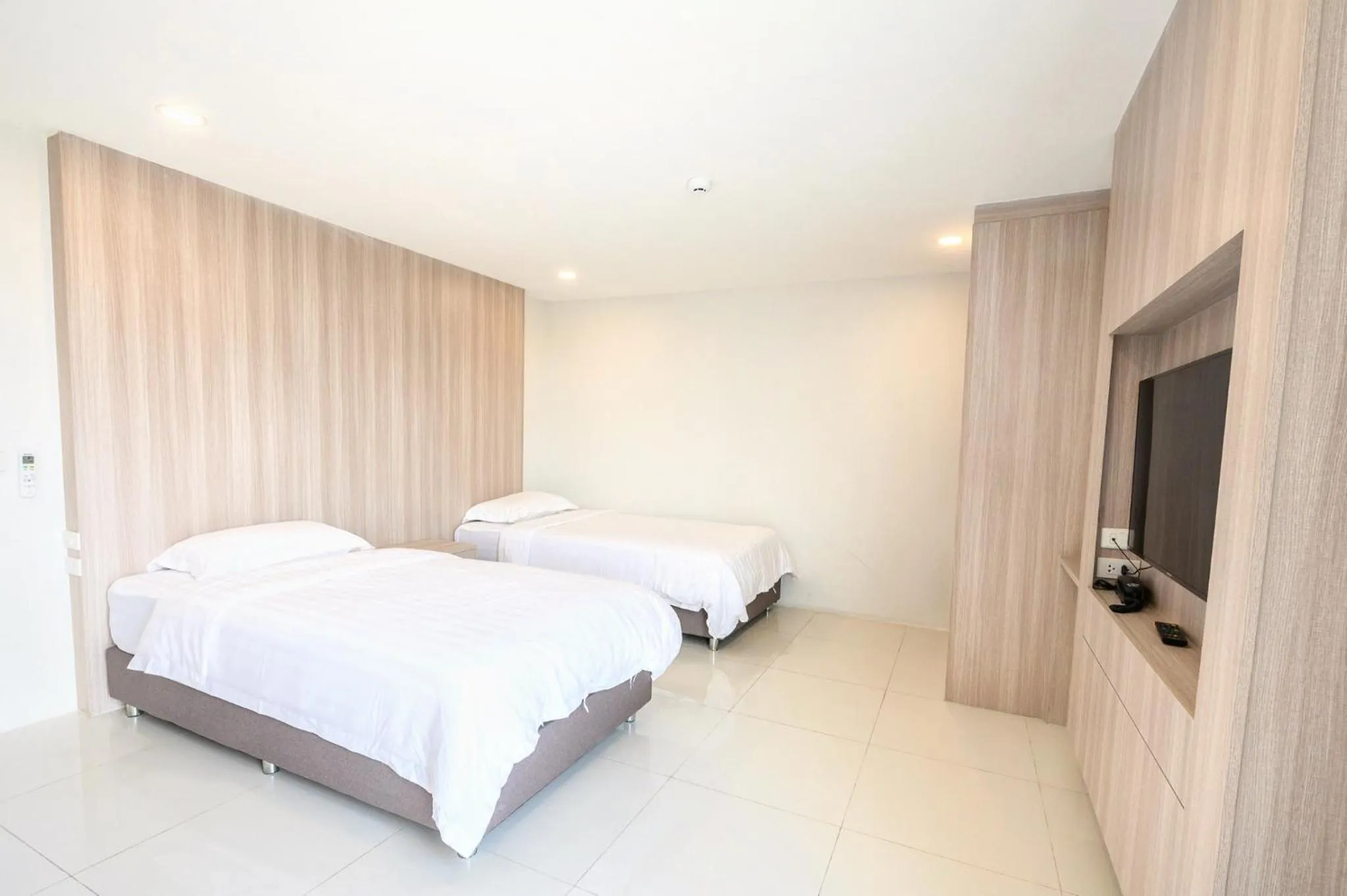 Bed in BEAR’S DEN HOTEL PATTAYA