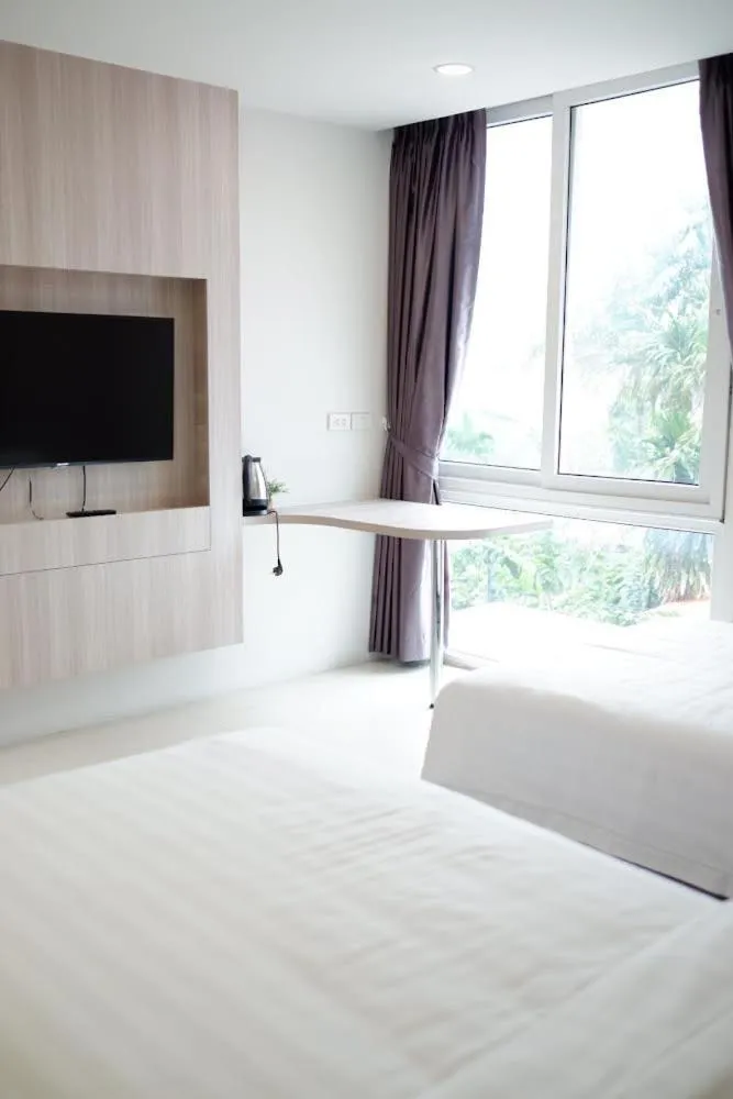 Bed in BEAR’S DEN HOTEL PATTAYA