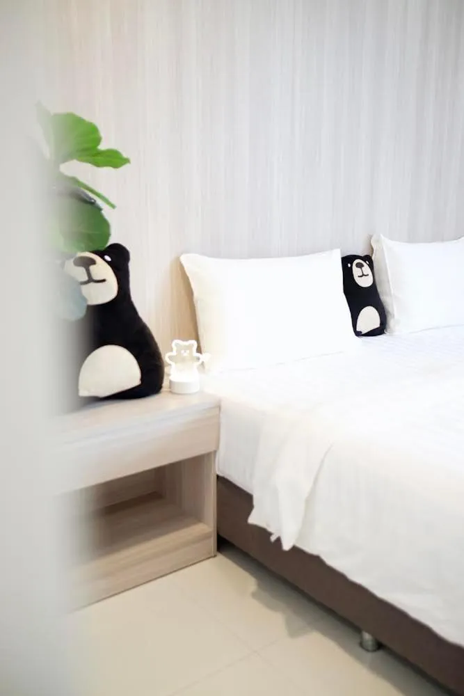 Bed in BEAR’S DEN HOTEL PATTAYA