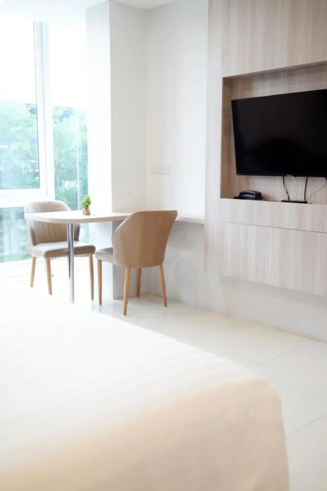 Bed in BEAR’S DEN HOTEL PATTAYA