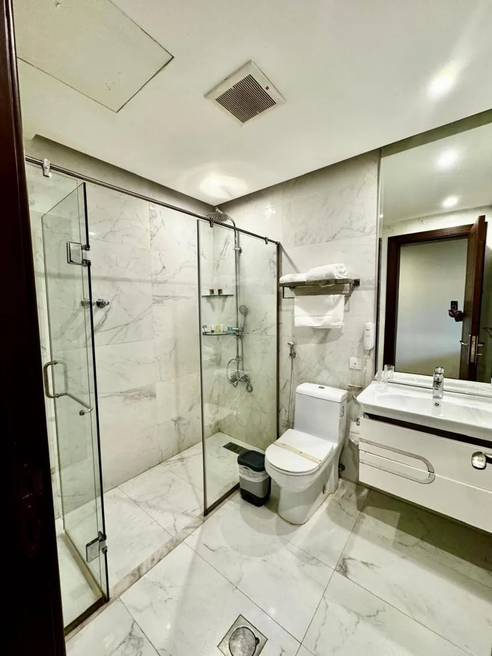 Toilet in Coupard Hotel