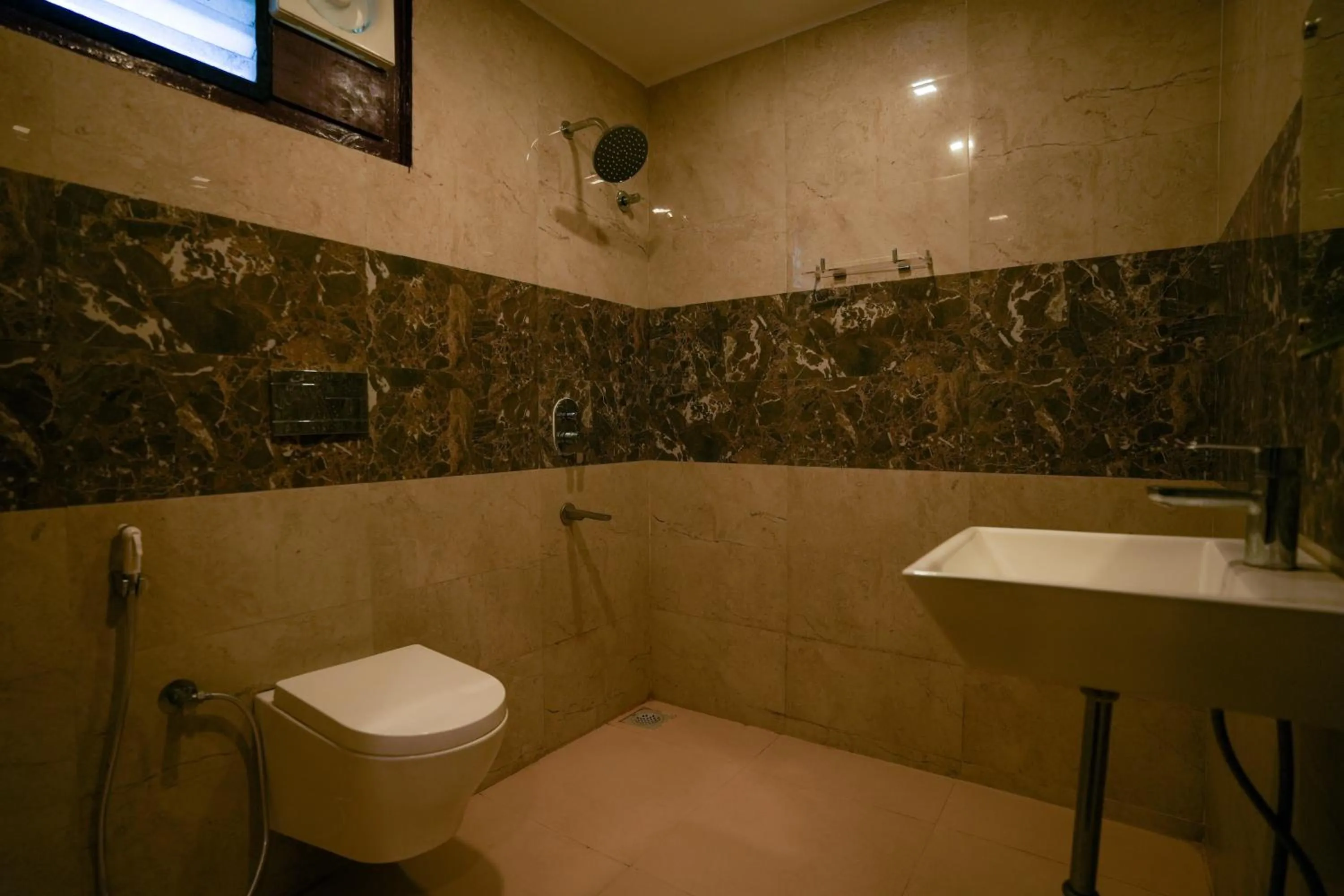 Toilet in La Courtyard