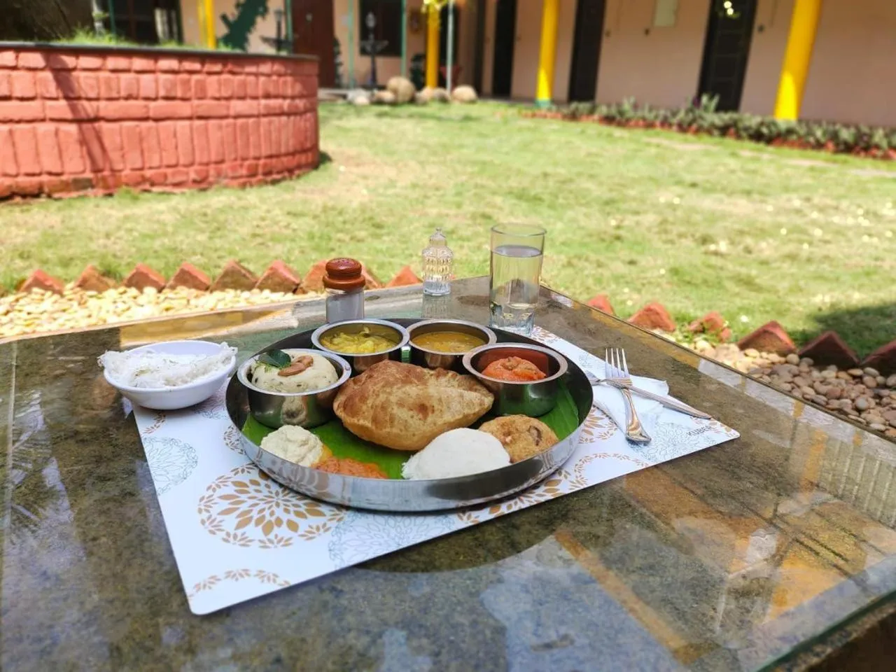 Breakfast in La Courtyard