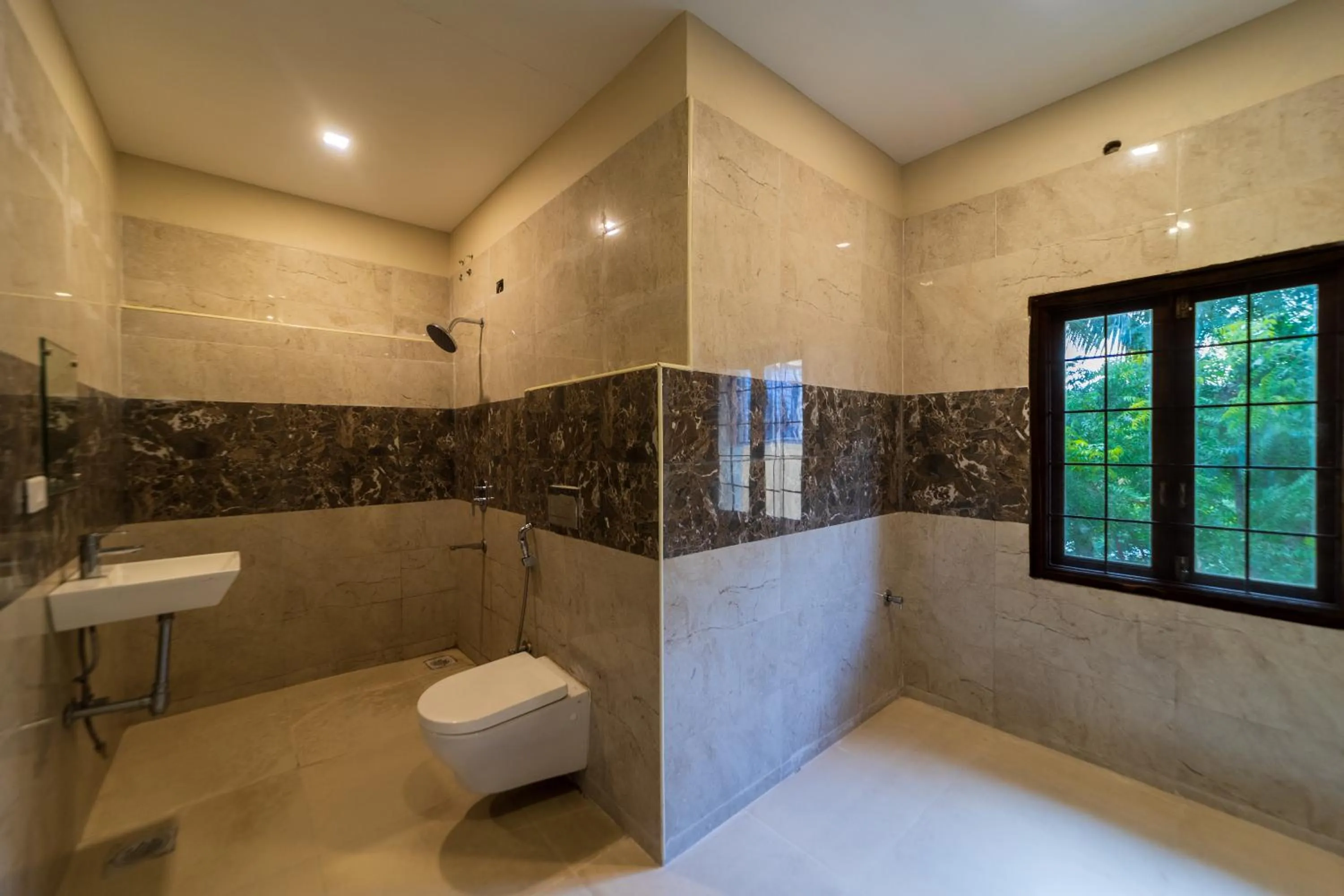 Shower in La Courtyard