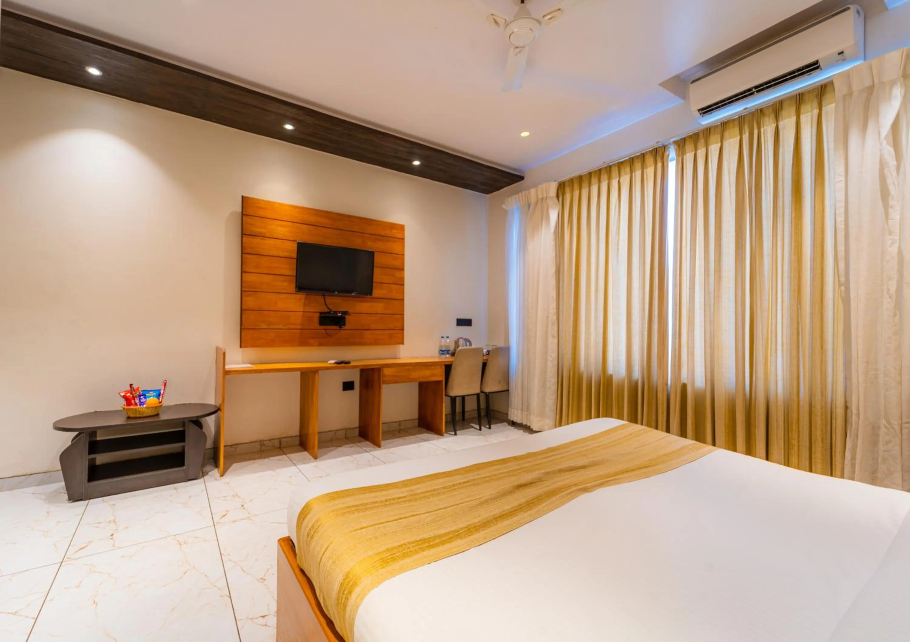 Communal lounge/ TV room, Bed in Red Button Resort