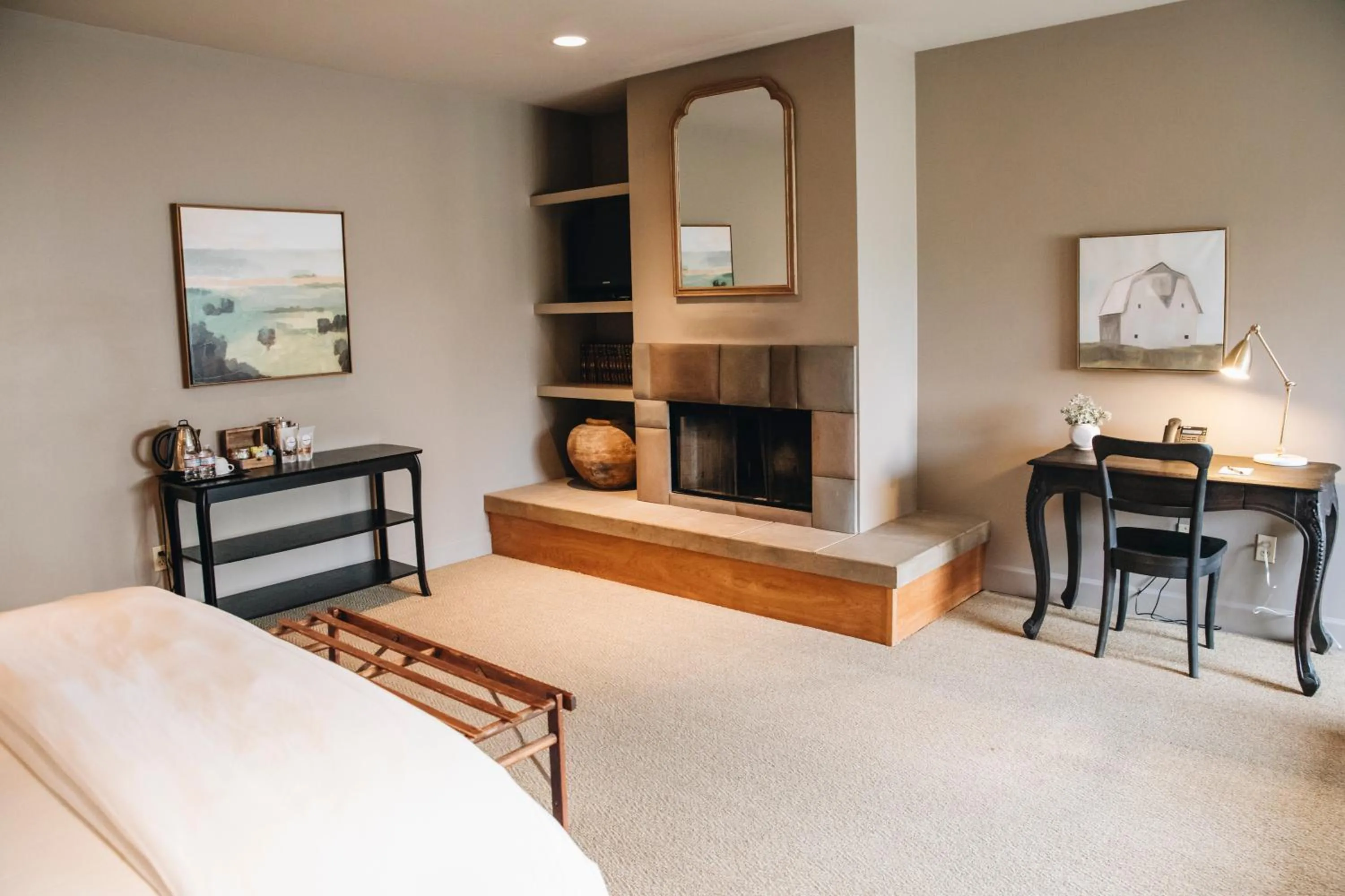 Living room, Bed in Seven Branches Venue and Inn