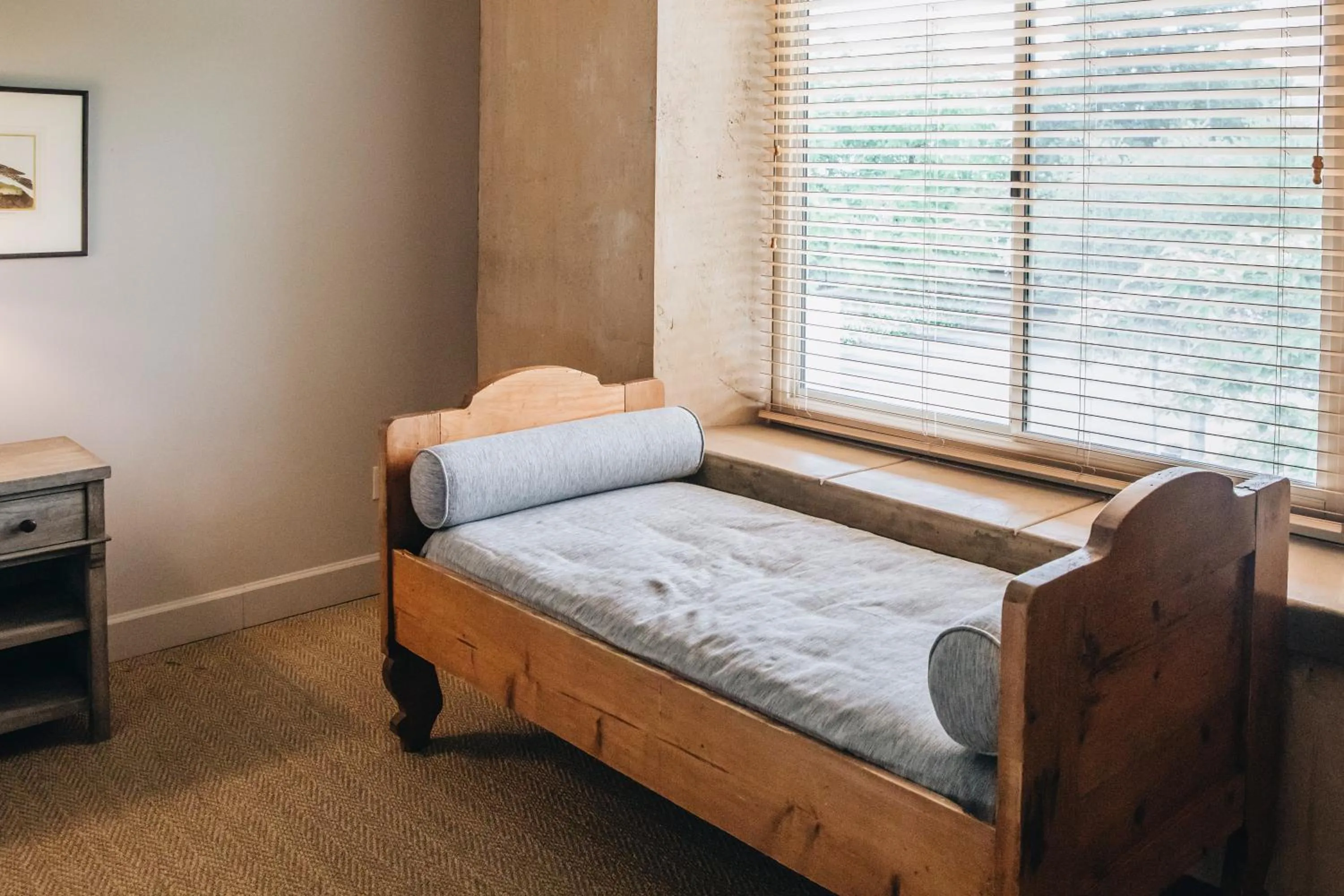 Seating area, Bed in Seven Branches Venue and Inn