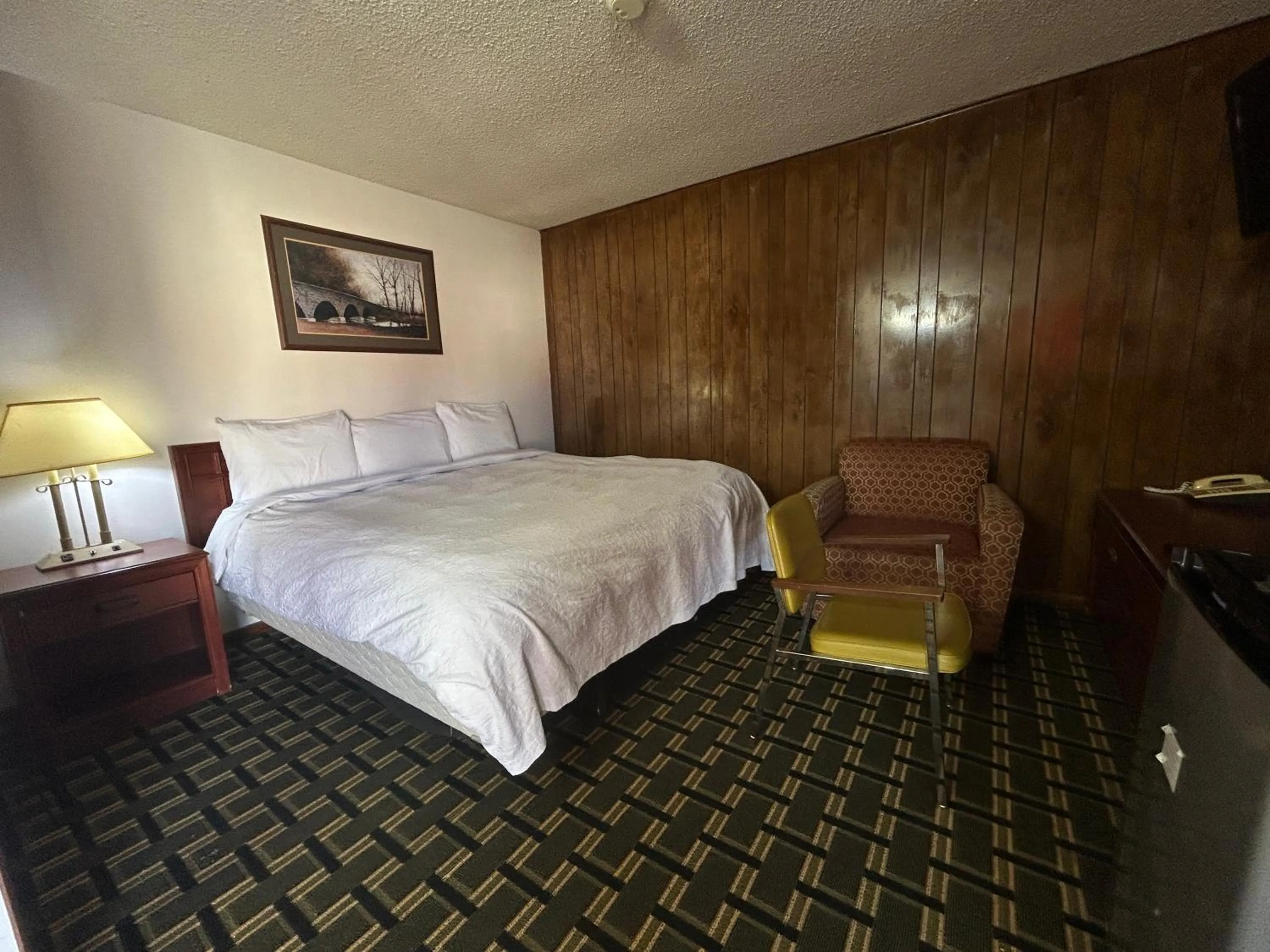 Bedroom, Bed in Big 12 Motel Broken Bow NE