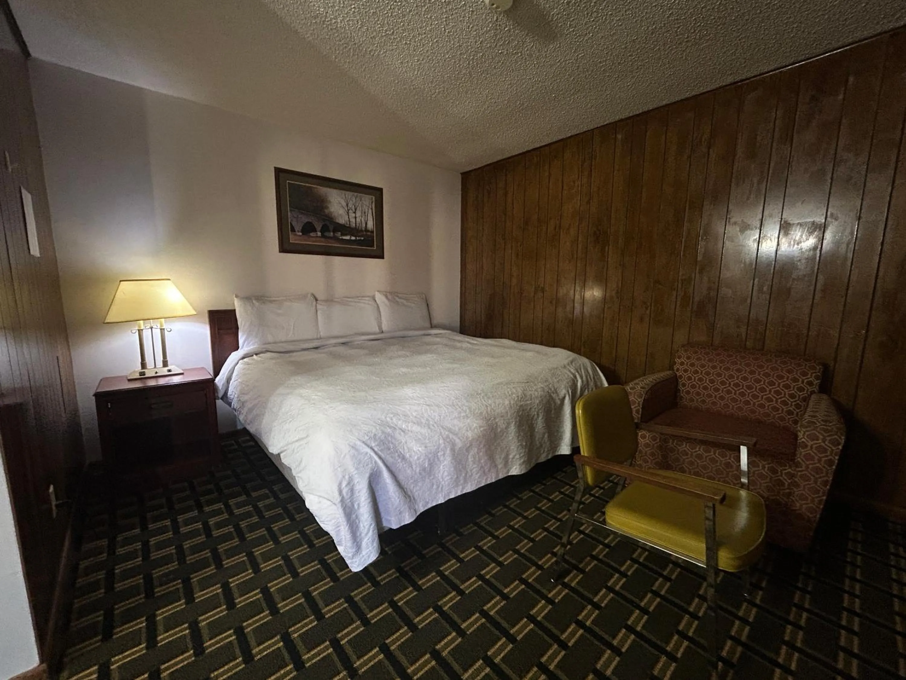 Bedroom, Bed in Big 12 Motel Broken Bow NE