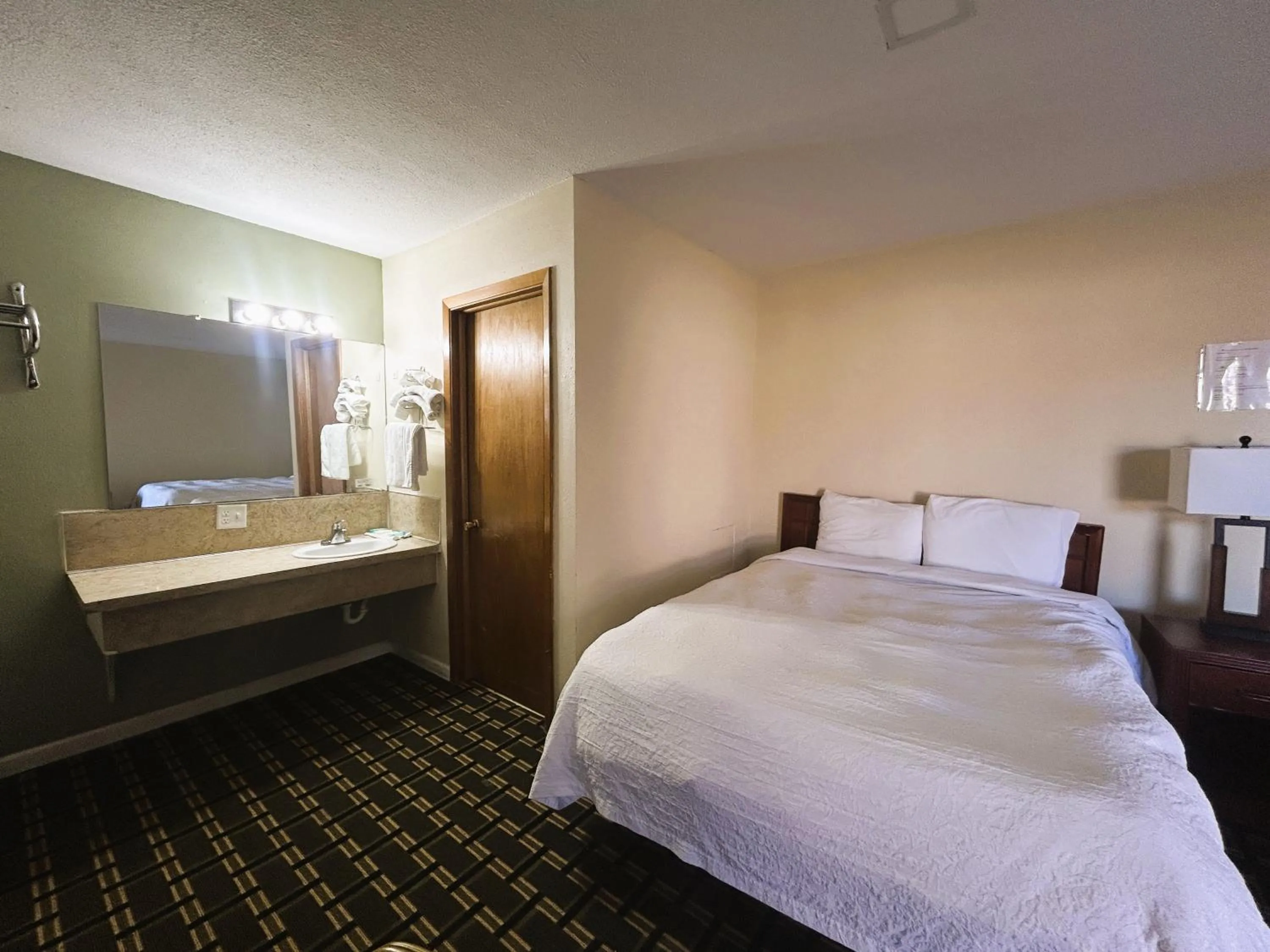 Bedroom, Bed in Big 12 Motel Broken Bow NE