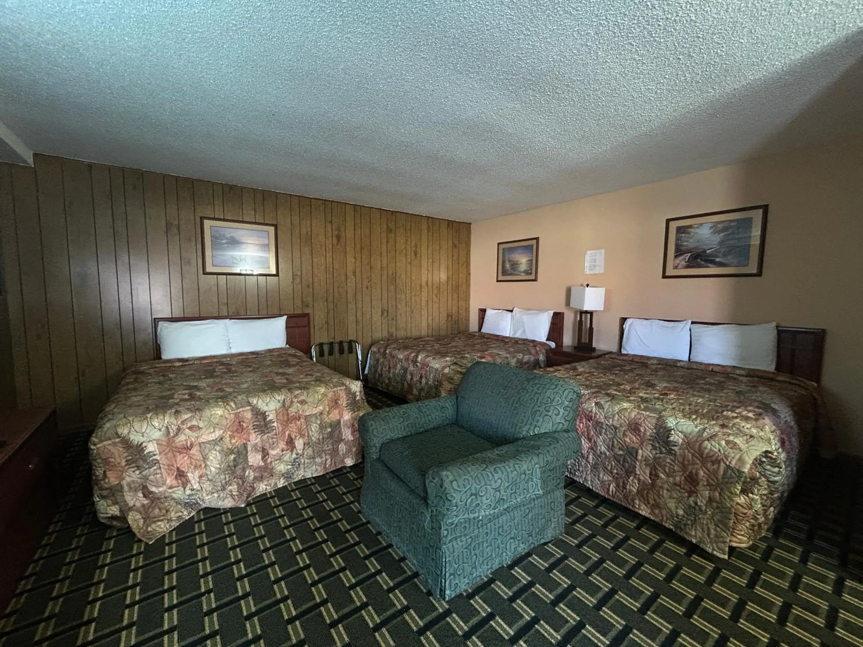 3 Queen Beds Non-Smoking in Big 12 Motel Broken Bow NE 3 Queen Beds Non-Smoking in Big 12 Motel Broken Bow NE