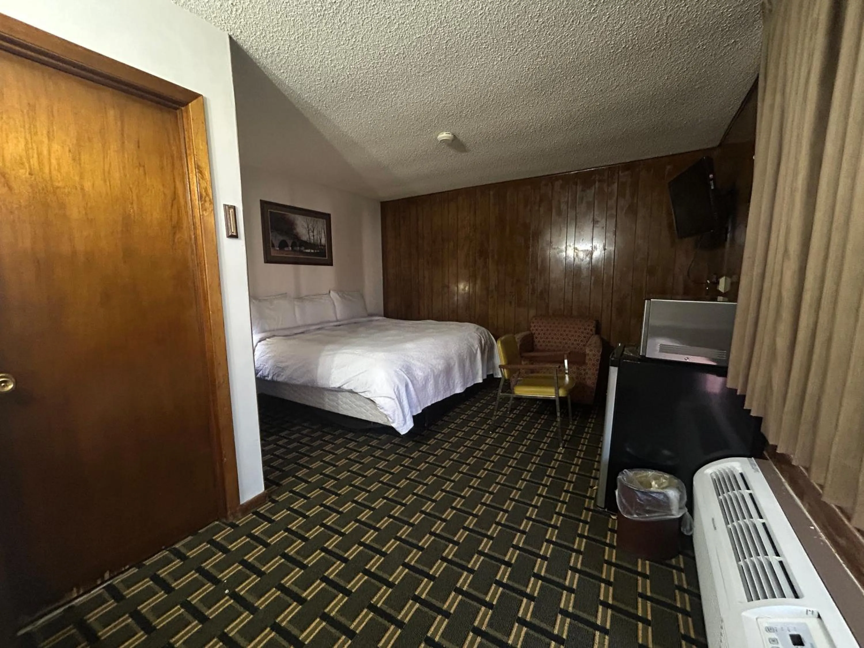 Bedroom, Bed in Big 12 Motel Broken Bow NE