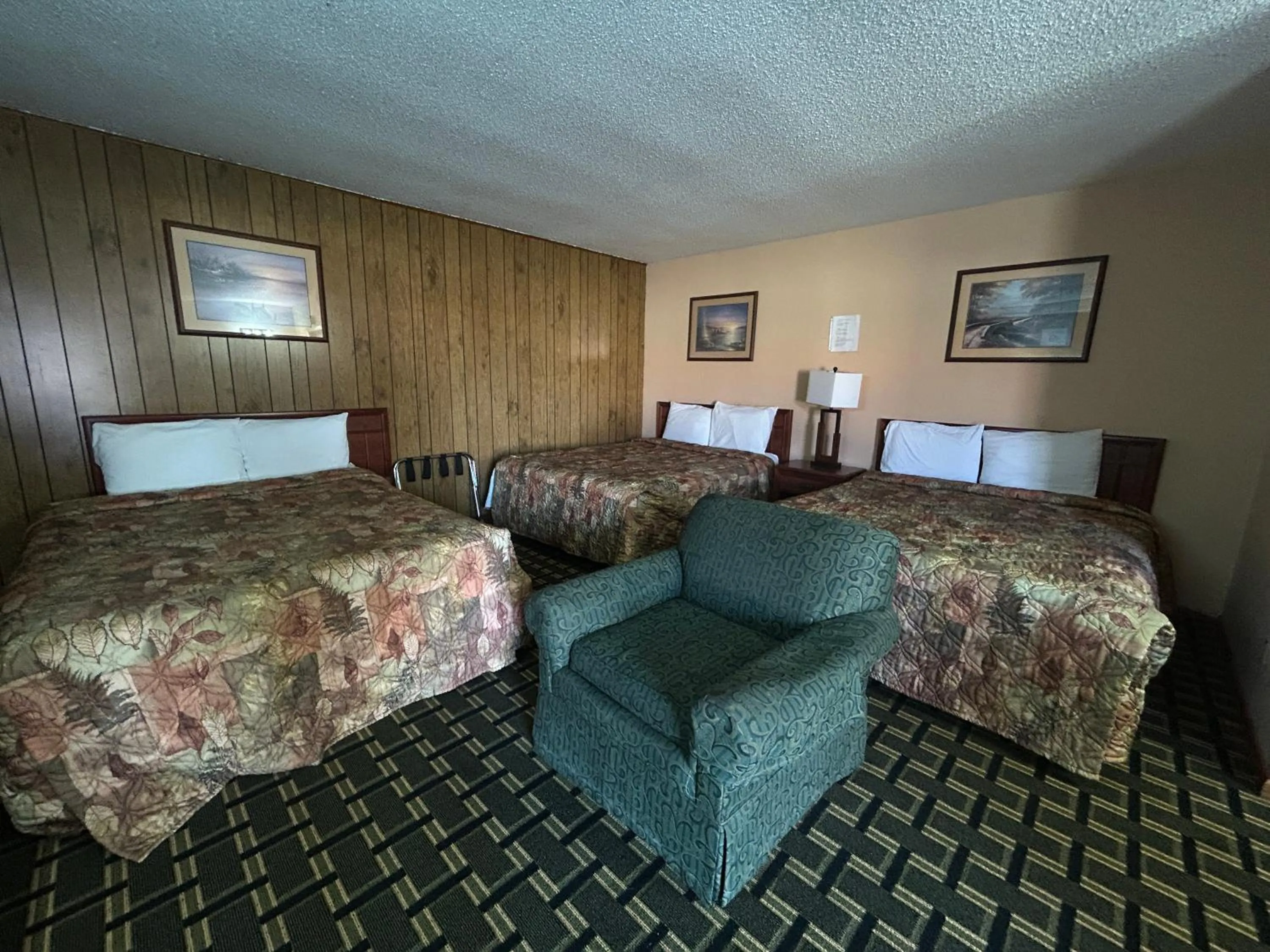 Bedroom, Bed in Big 12 Motel Broken Bow NE