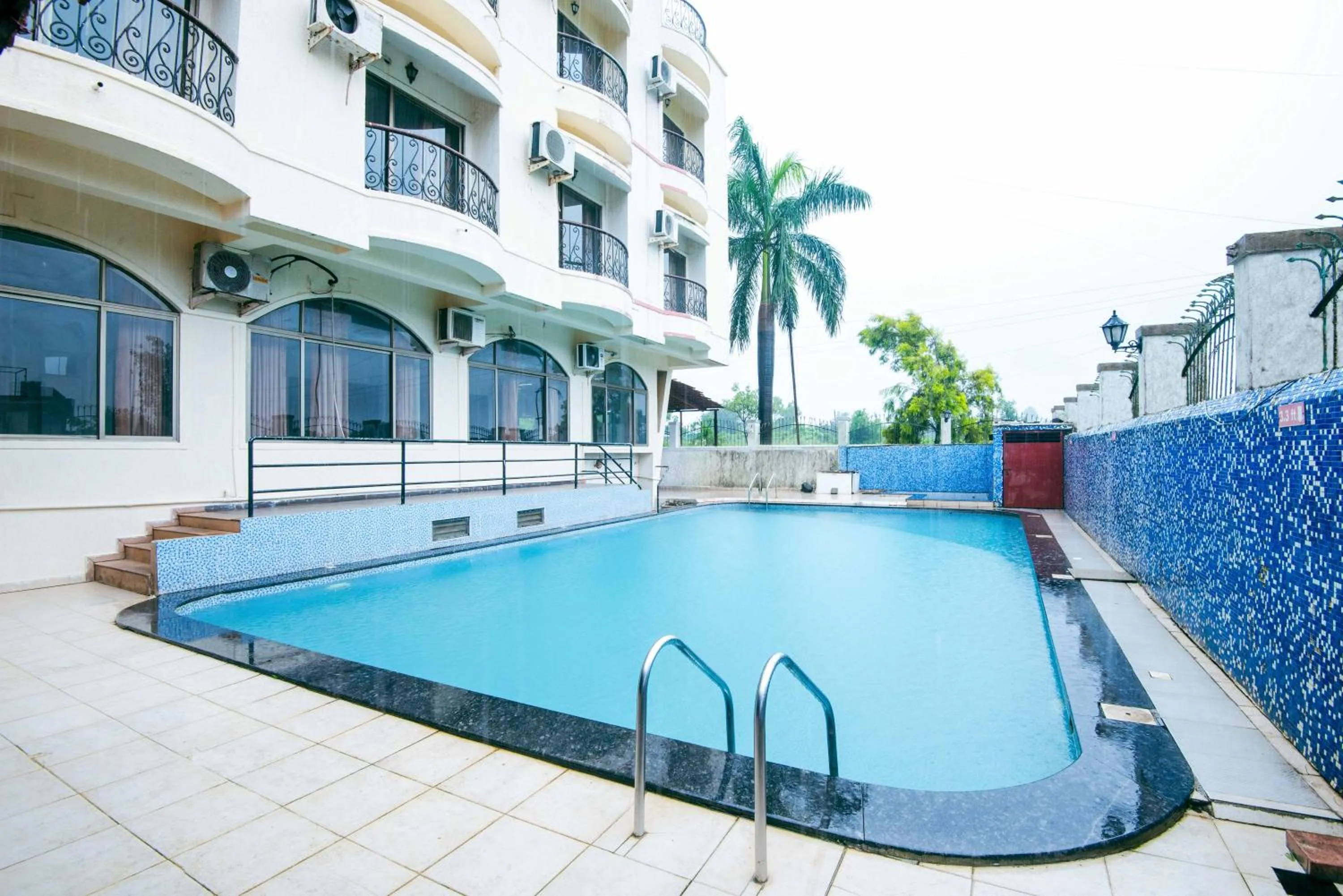 Swimming pool in Treebo Reveniir Resort with Pool