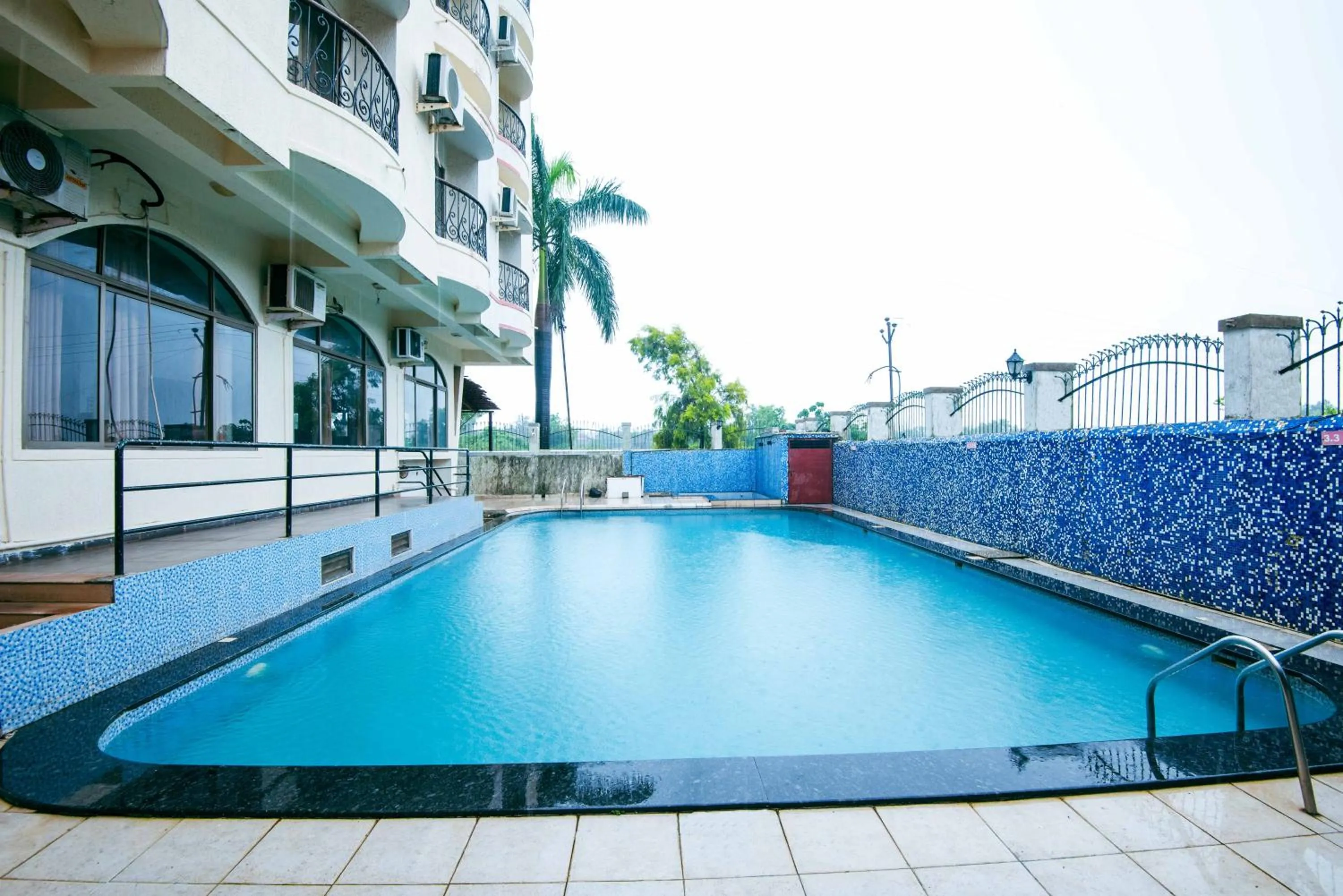 Swimming pool in Treebo Reveniir Resort with Pool