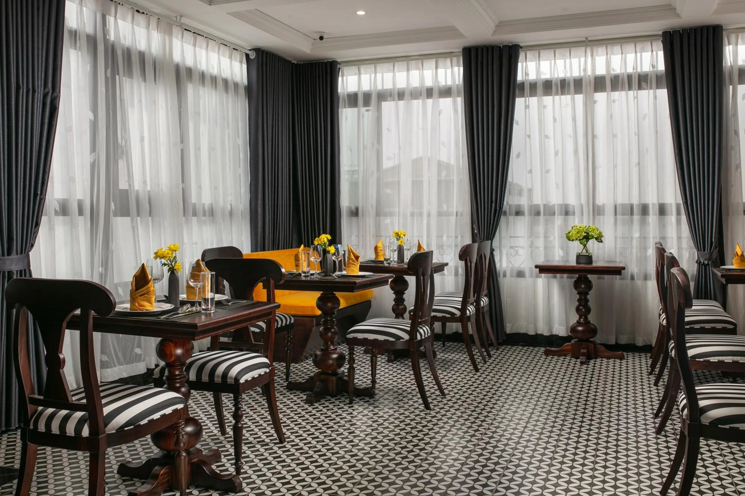 Restaurant/places to eat in Romantique Hotel De Hanoi