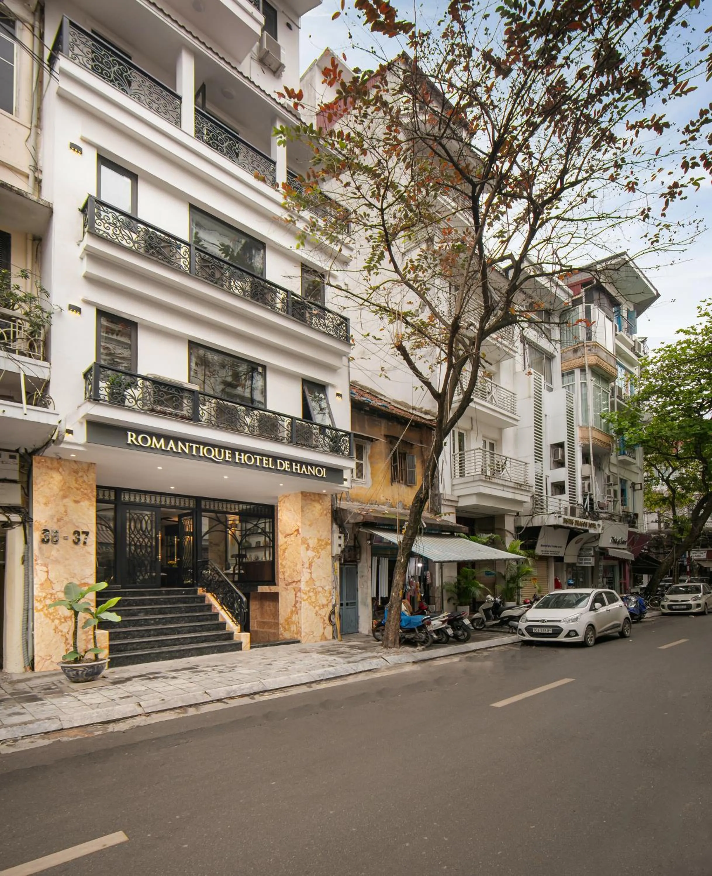 Property building in Romantique Hotel De Hanoi
