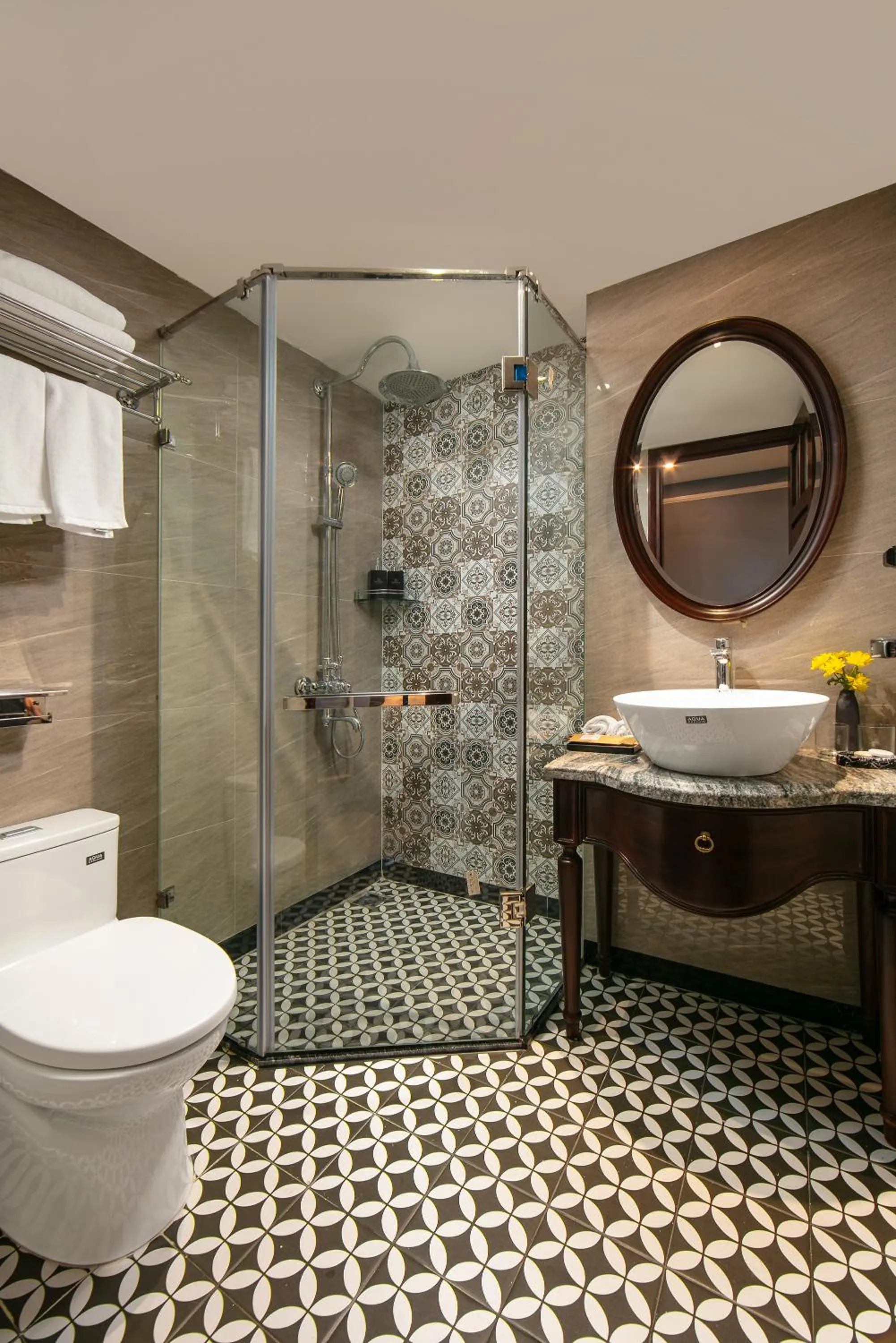 Bathroom in Romantique Hotel De Hanoi