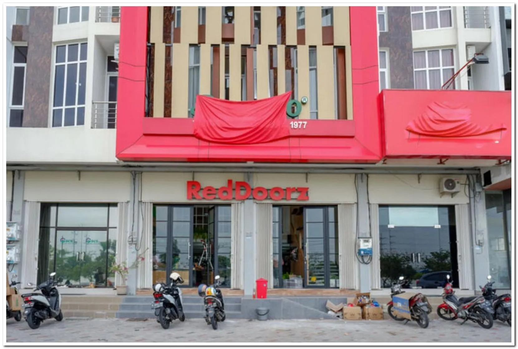 Property building in RedDoorz Plus @ Madukoro Raya Semarang