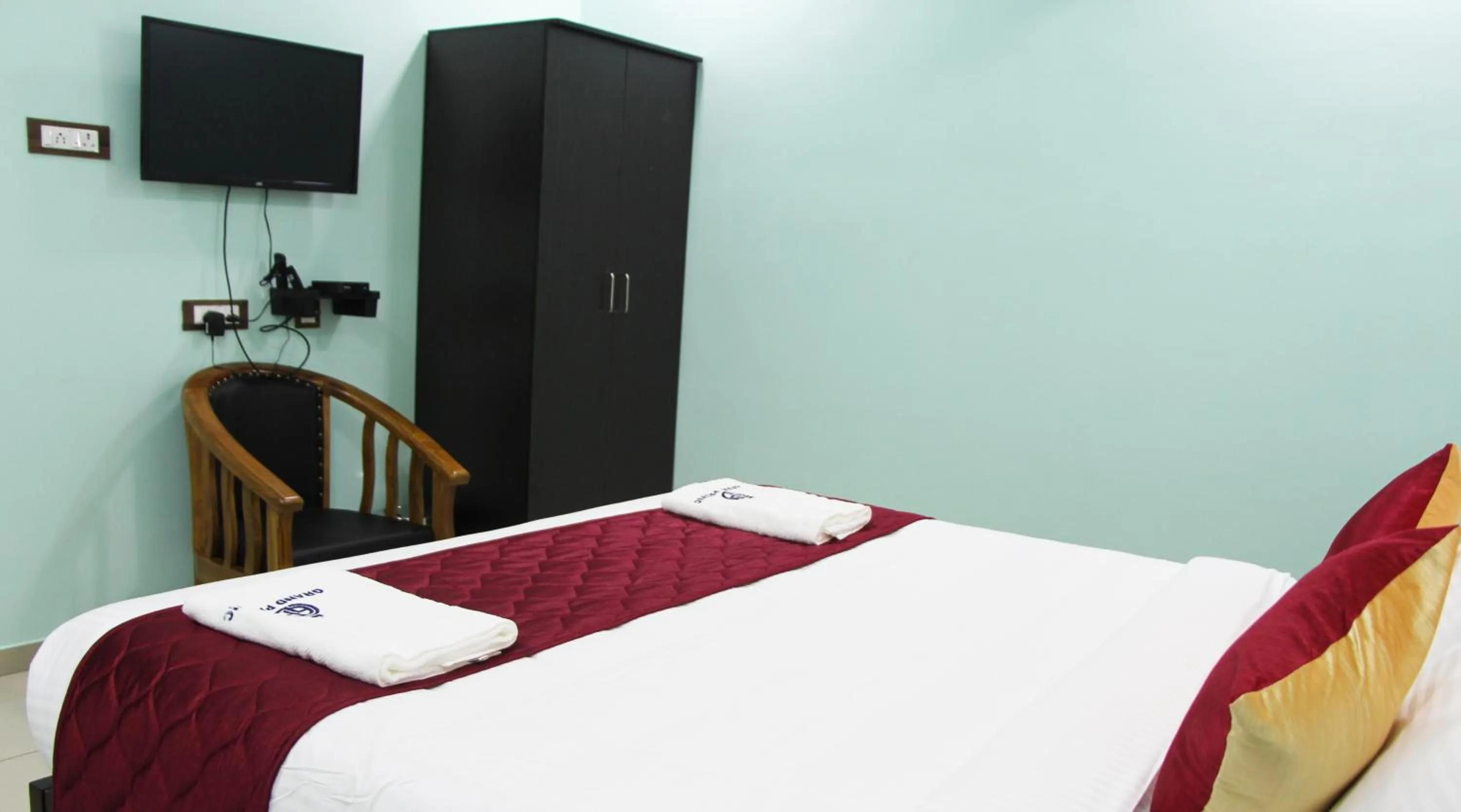 Seating area, Bed in Grand Pacific