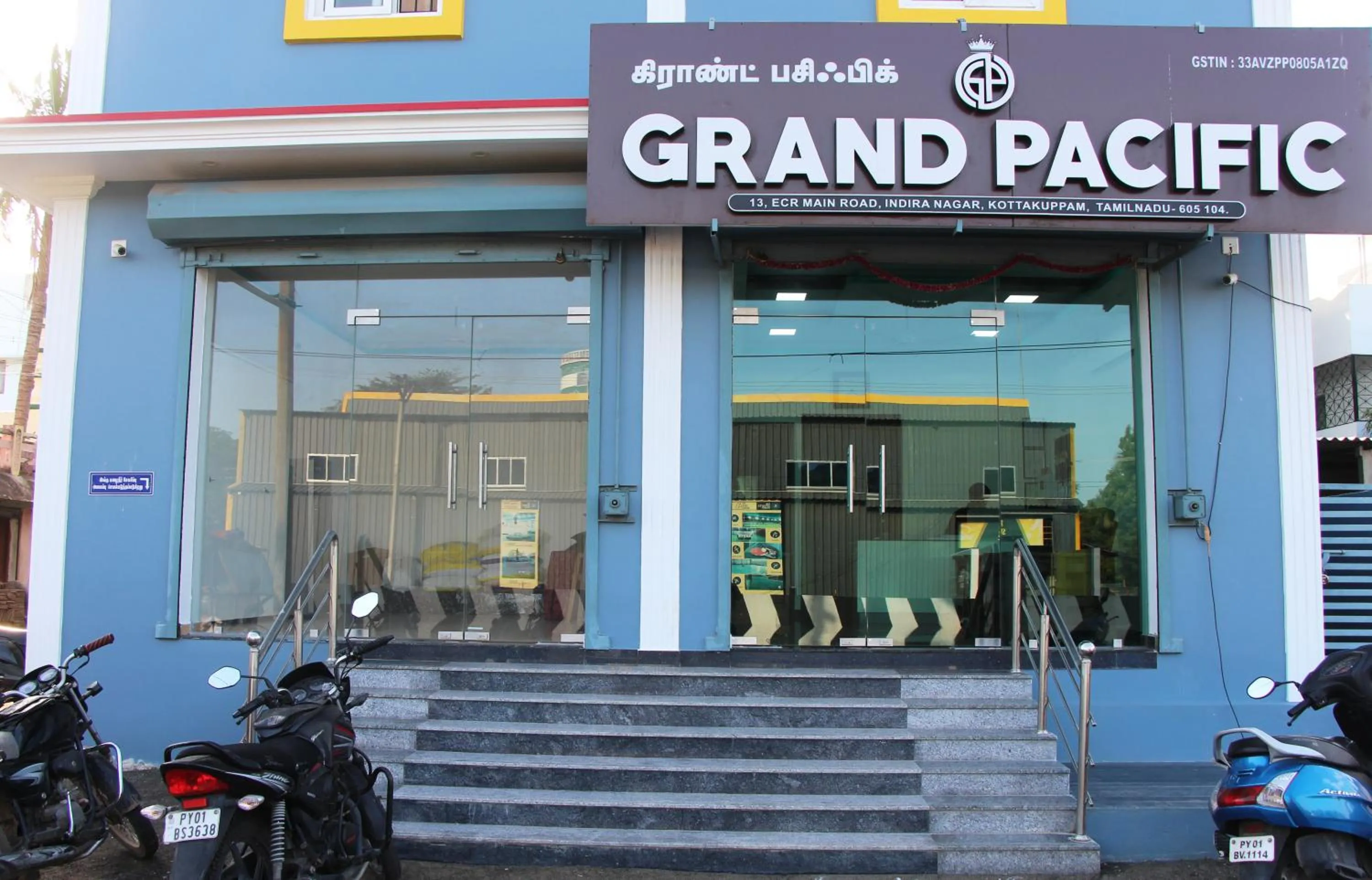 Facade/entrance in Grand Pacific