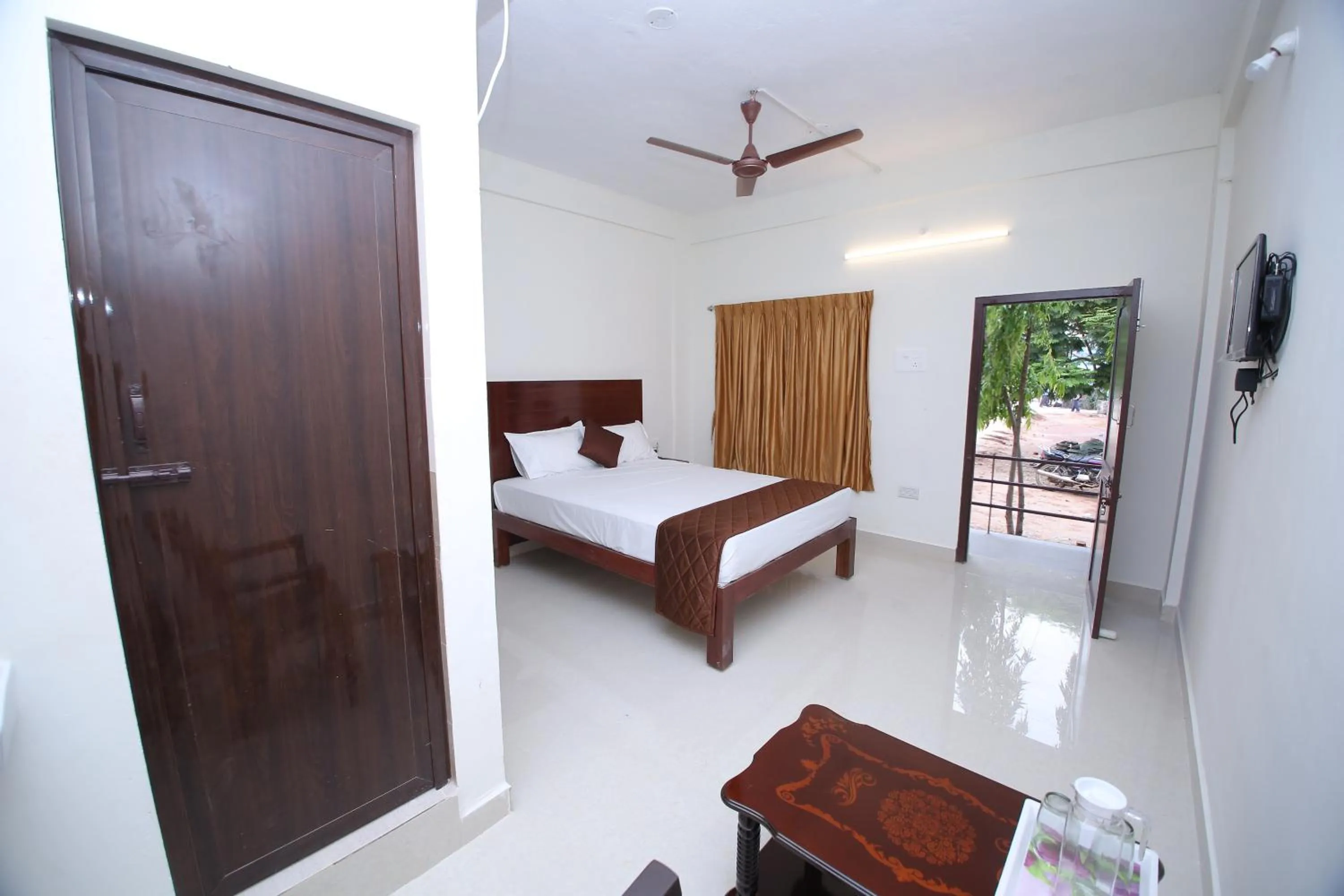 Photo of the whole room, Bed in Grand Pacific