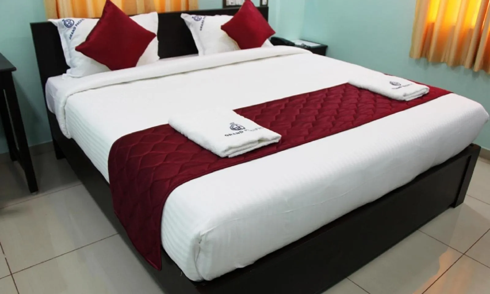 Bedroom, Bed in Grand Pacific