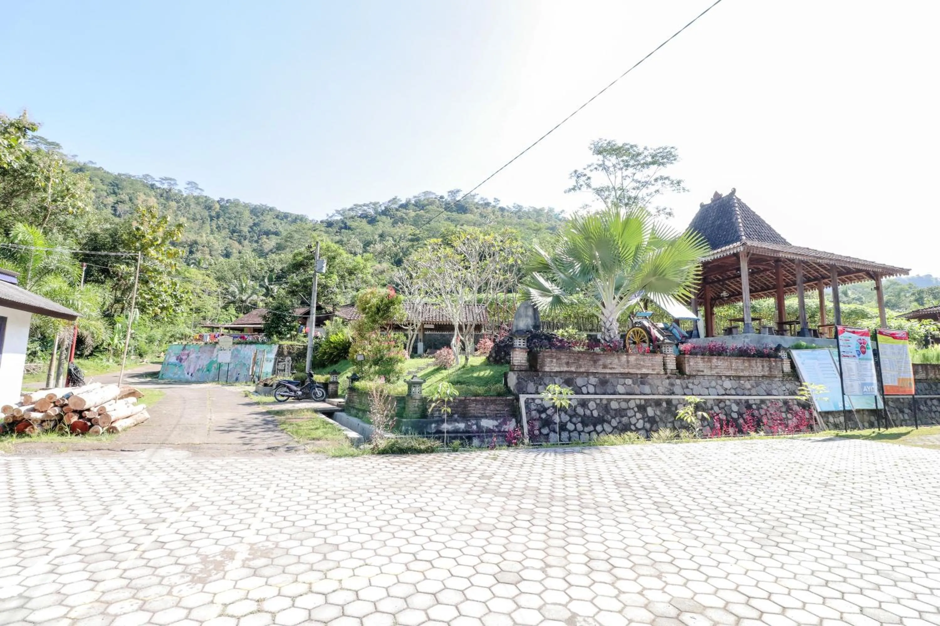 Parking in Balkondes Kenalan