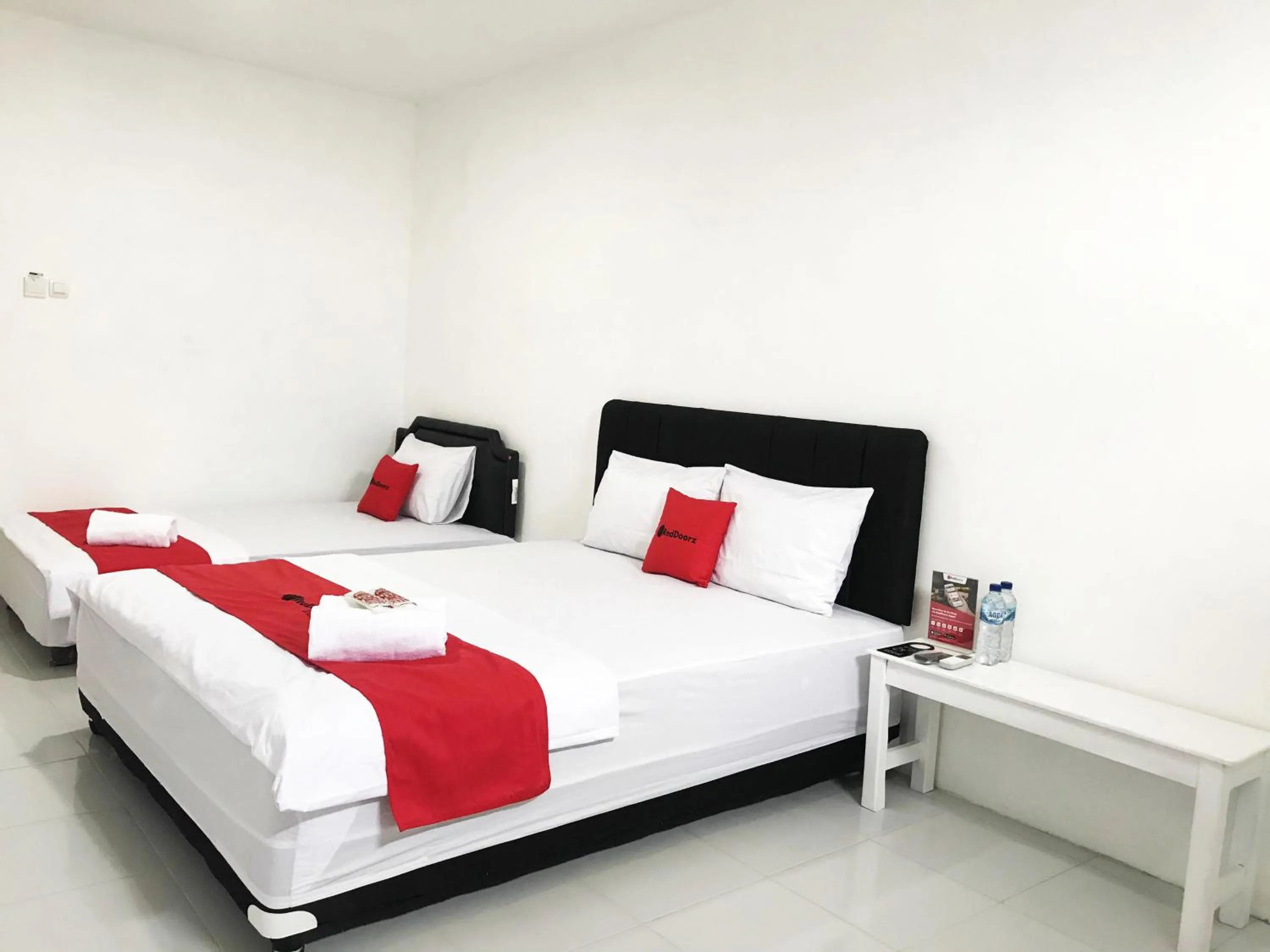 Bedroom, Bed in RedDoorz @ Jalan Tanjung Blitar