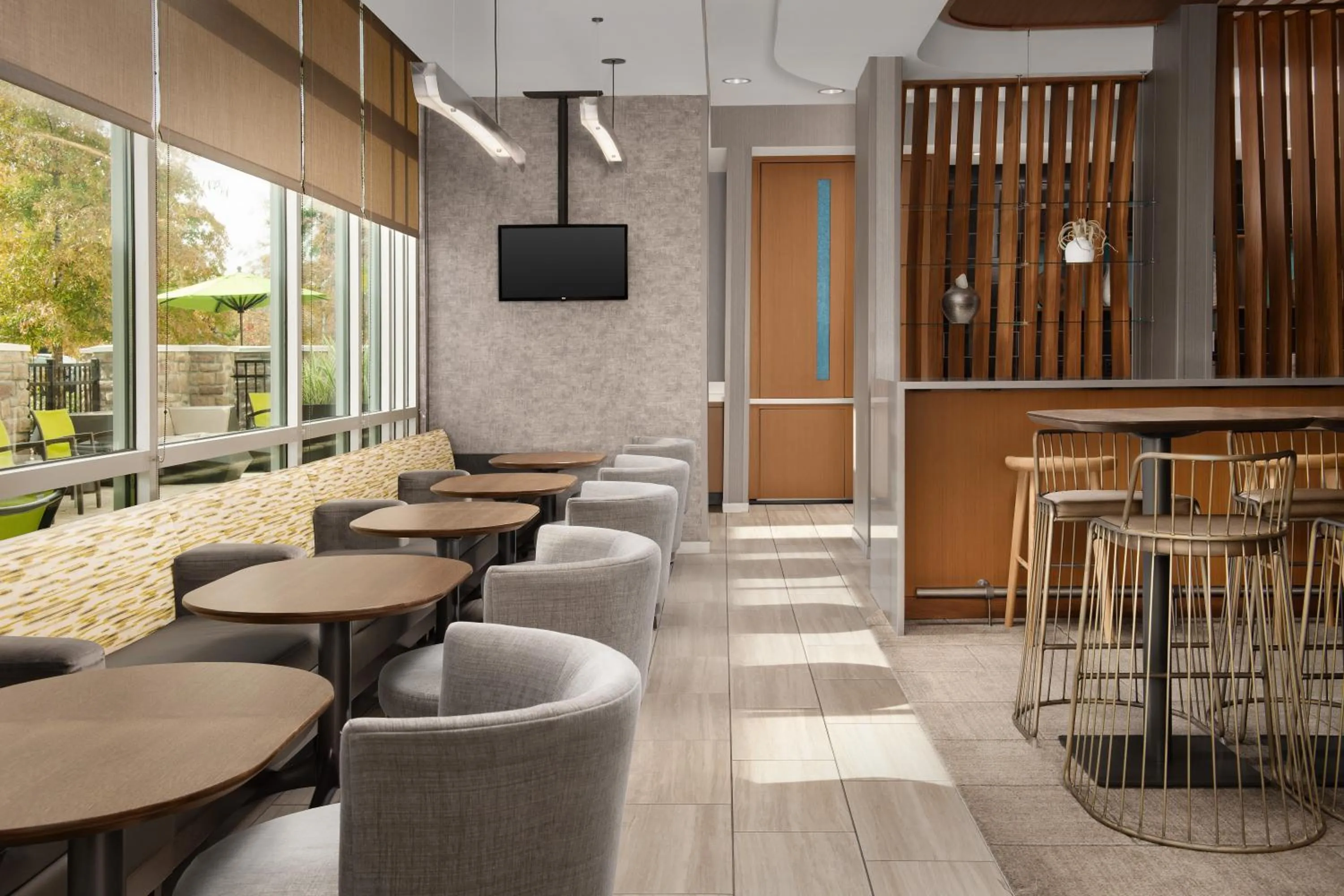 Seating area in SpringHill Suites By Marriott Charleston Airport & Convention Center