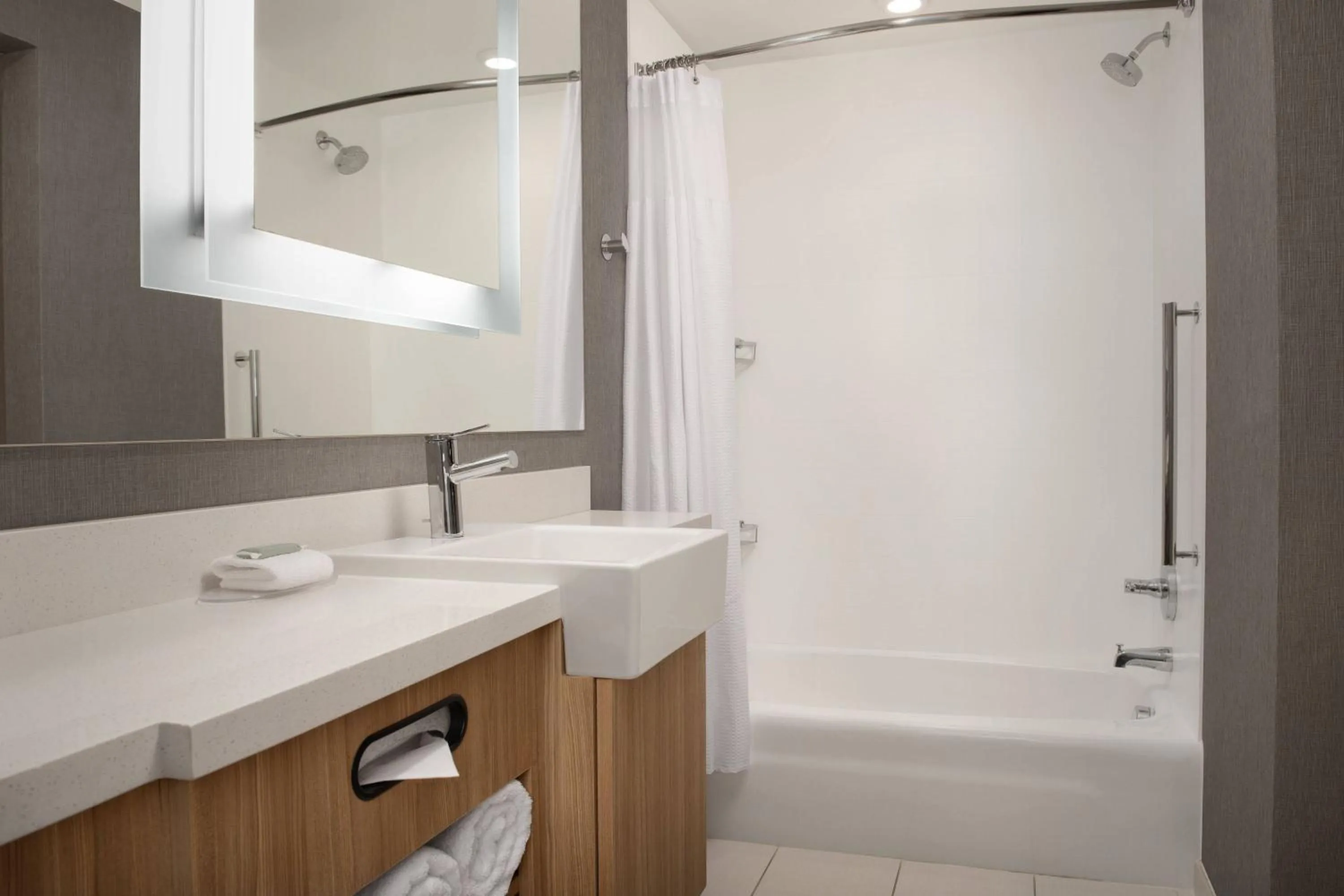 Bathroom in SpringHill Suites By Marriott Charleston Airport & Convention Center
