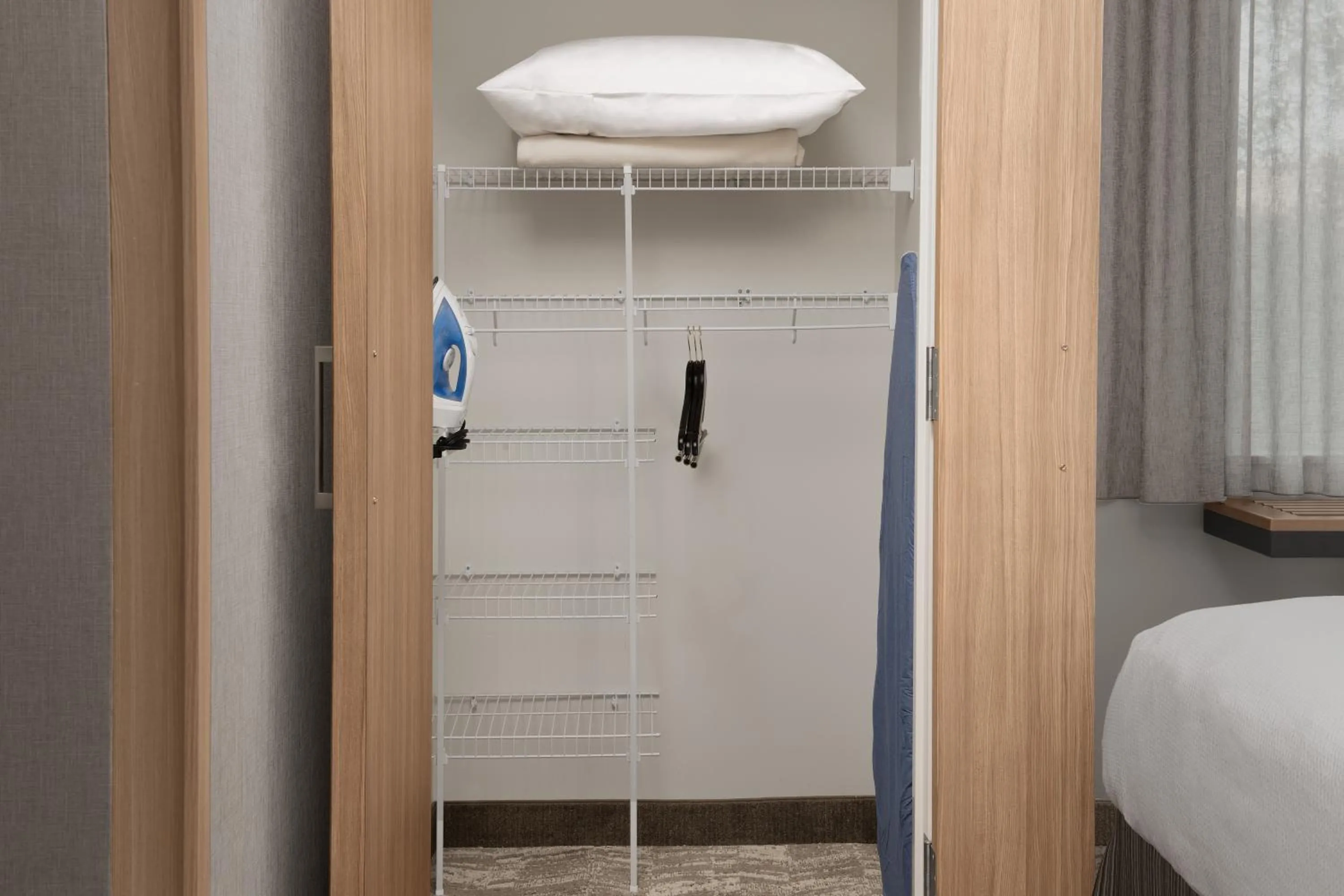 wardrobe, Bed in SpringHill Suites By Marriott Charleston Airport & Convention Center