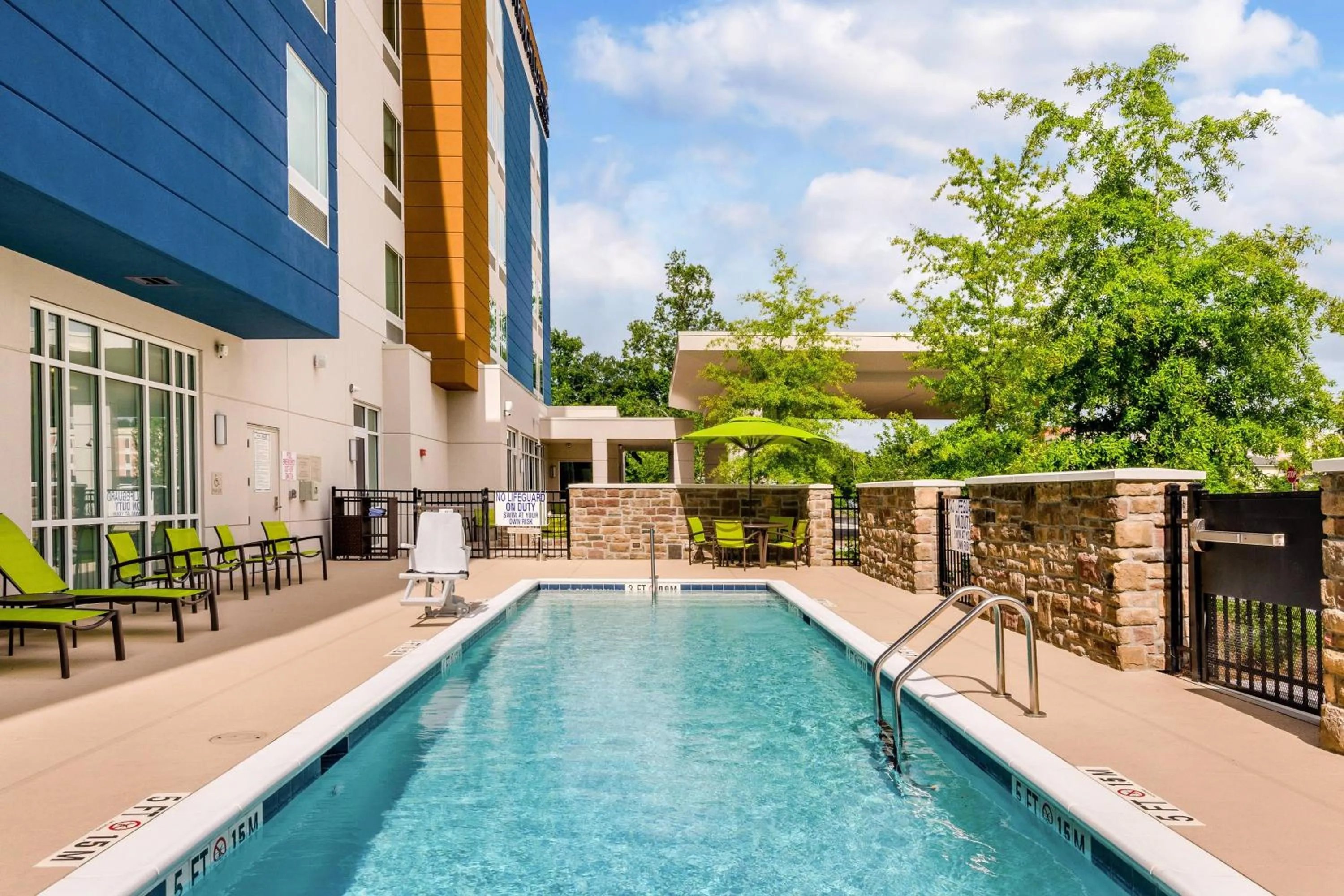 Swimming pool in SpringHill Suites By Marriott Charleston Airport & Convention Center