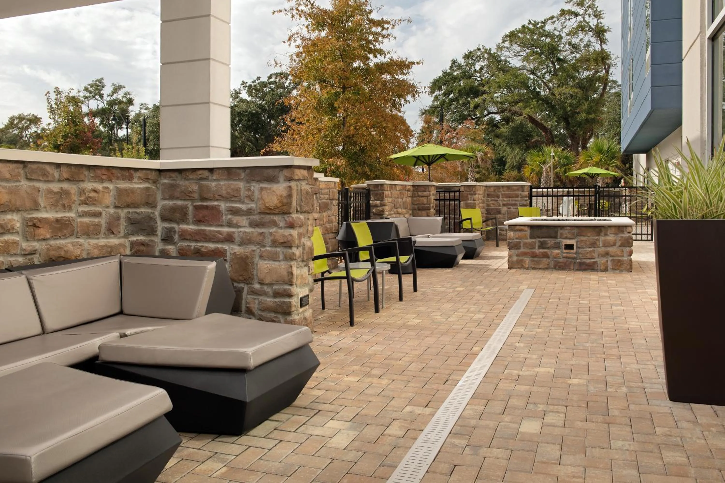 Patio in SpringHill Suites By Marriott Charleston Airport & Convention Center