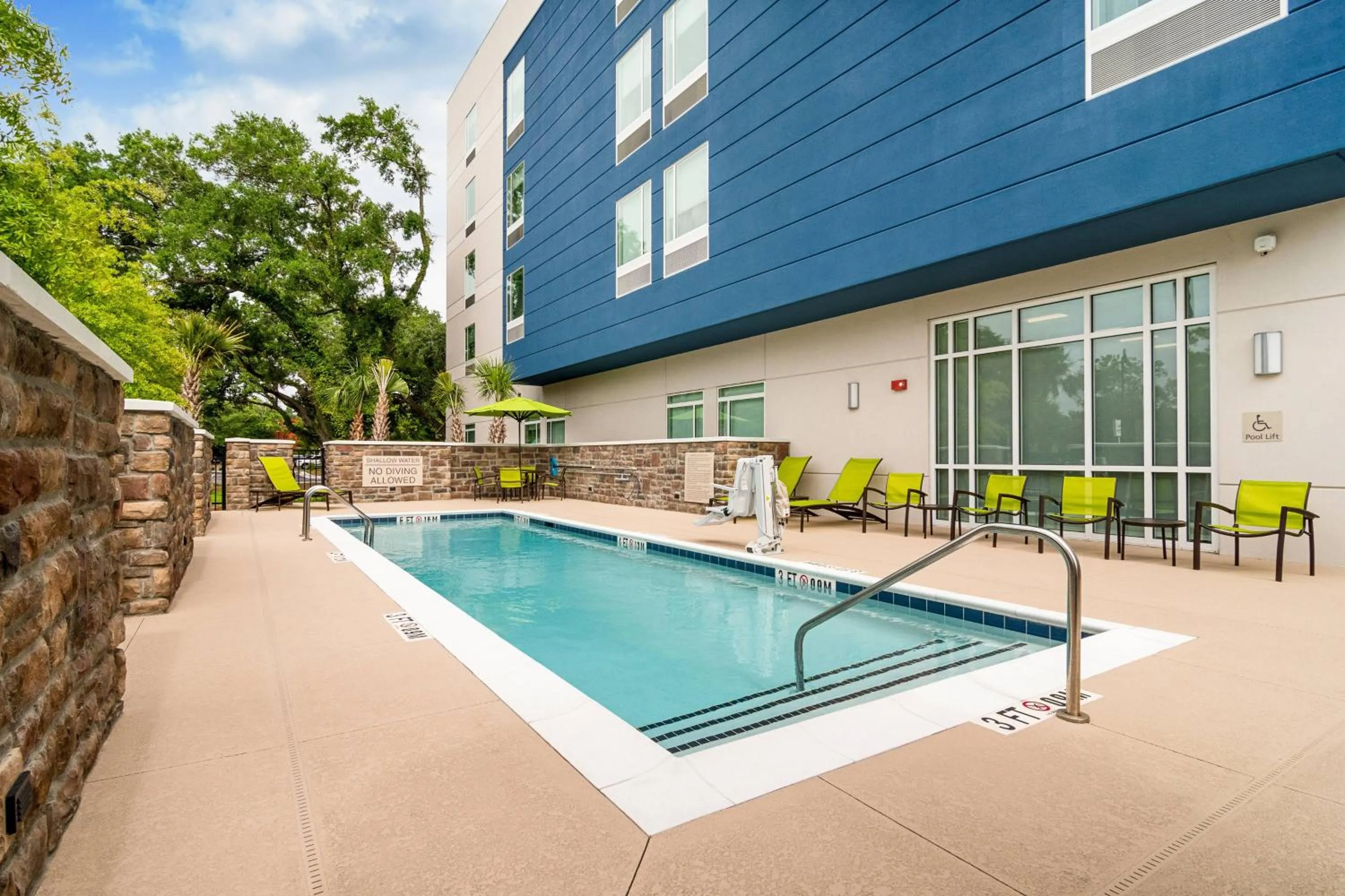 Swimming pool in SpringHill Suites By Marriott Charleston Airport & Convention Center