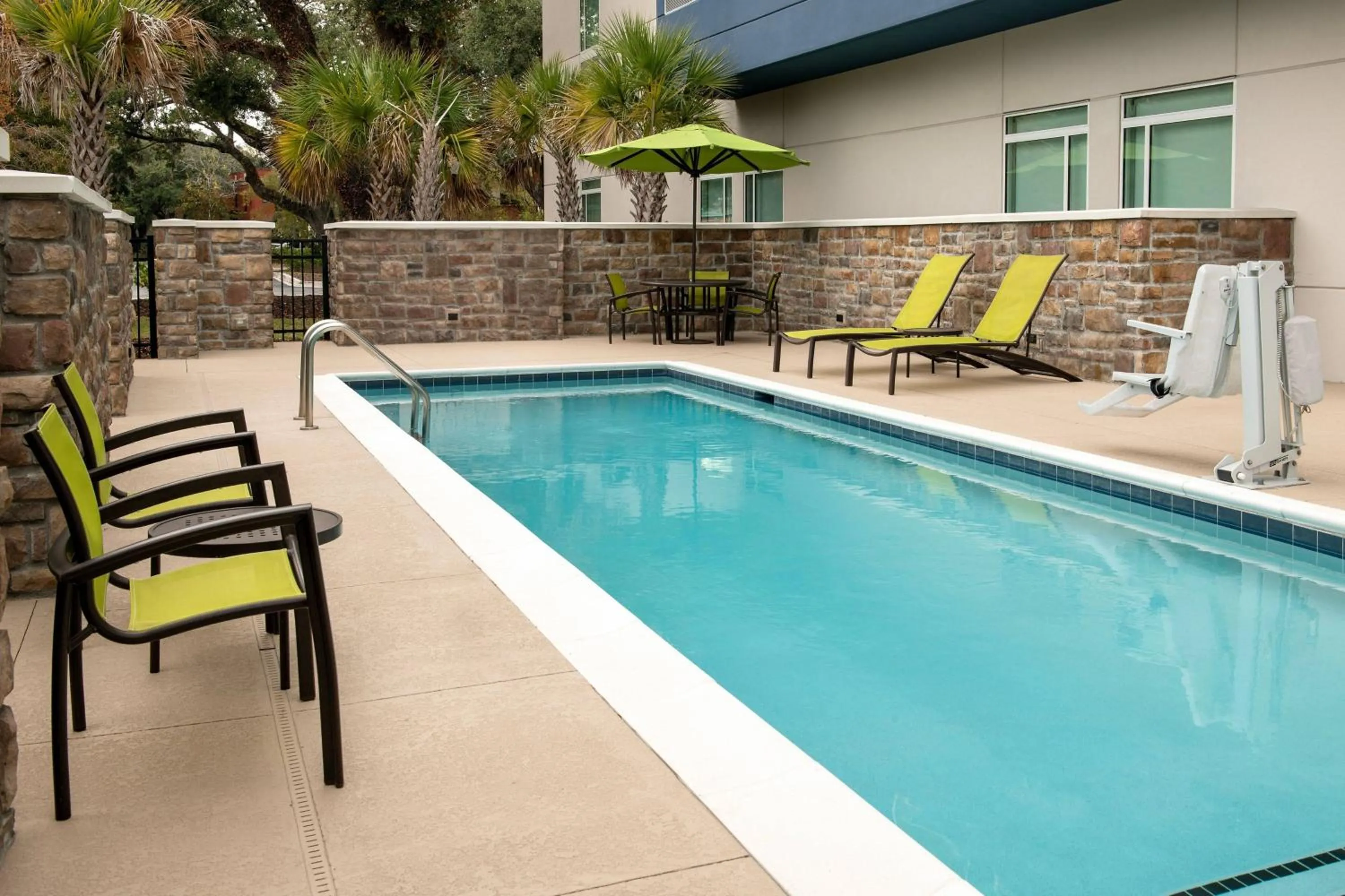 Swimming pool in SpringHill Suites By Marriott Charleston Airport & Convention Center